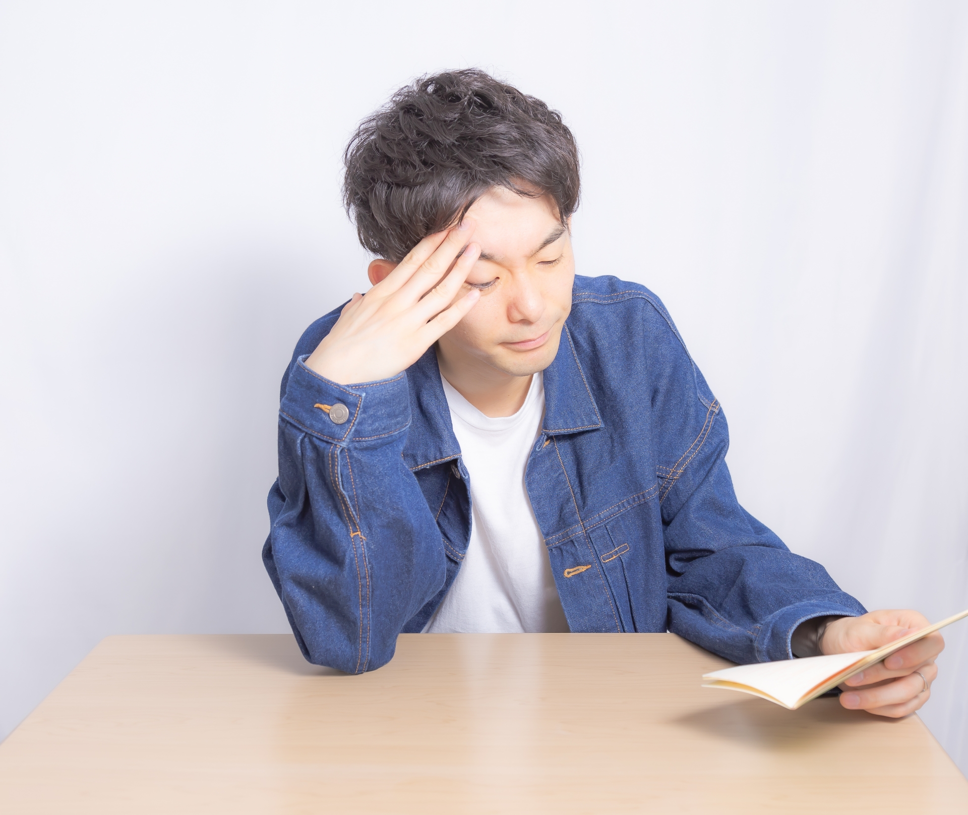 通帳を見る男性
