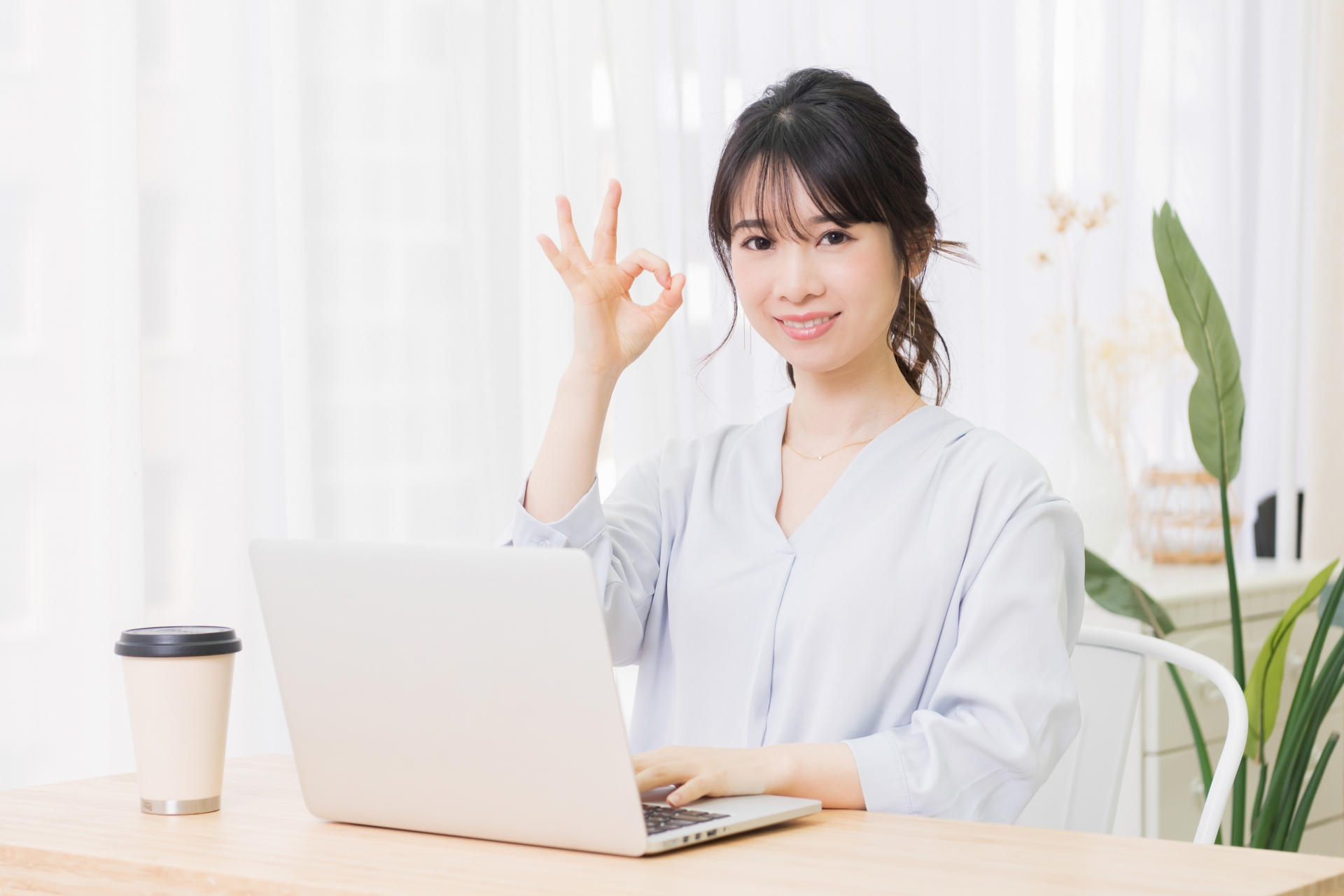 OKのジェスチャーをする若い女性