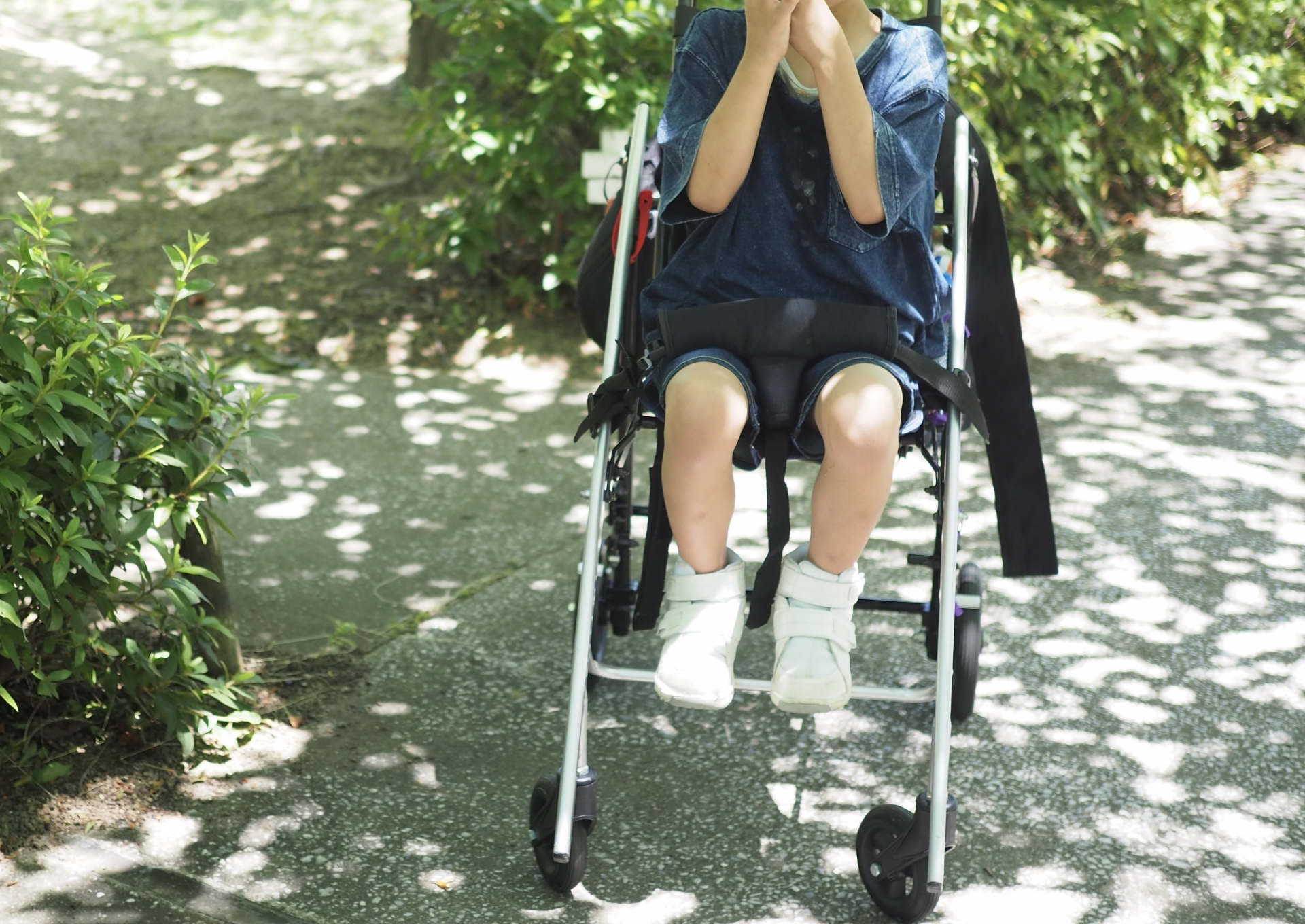 こども車椅子に乗った障害児　日本人