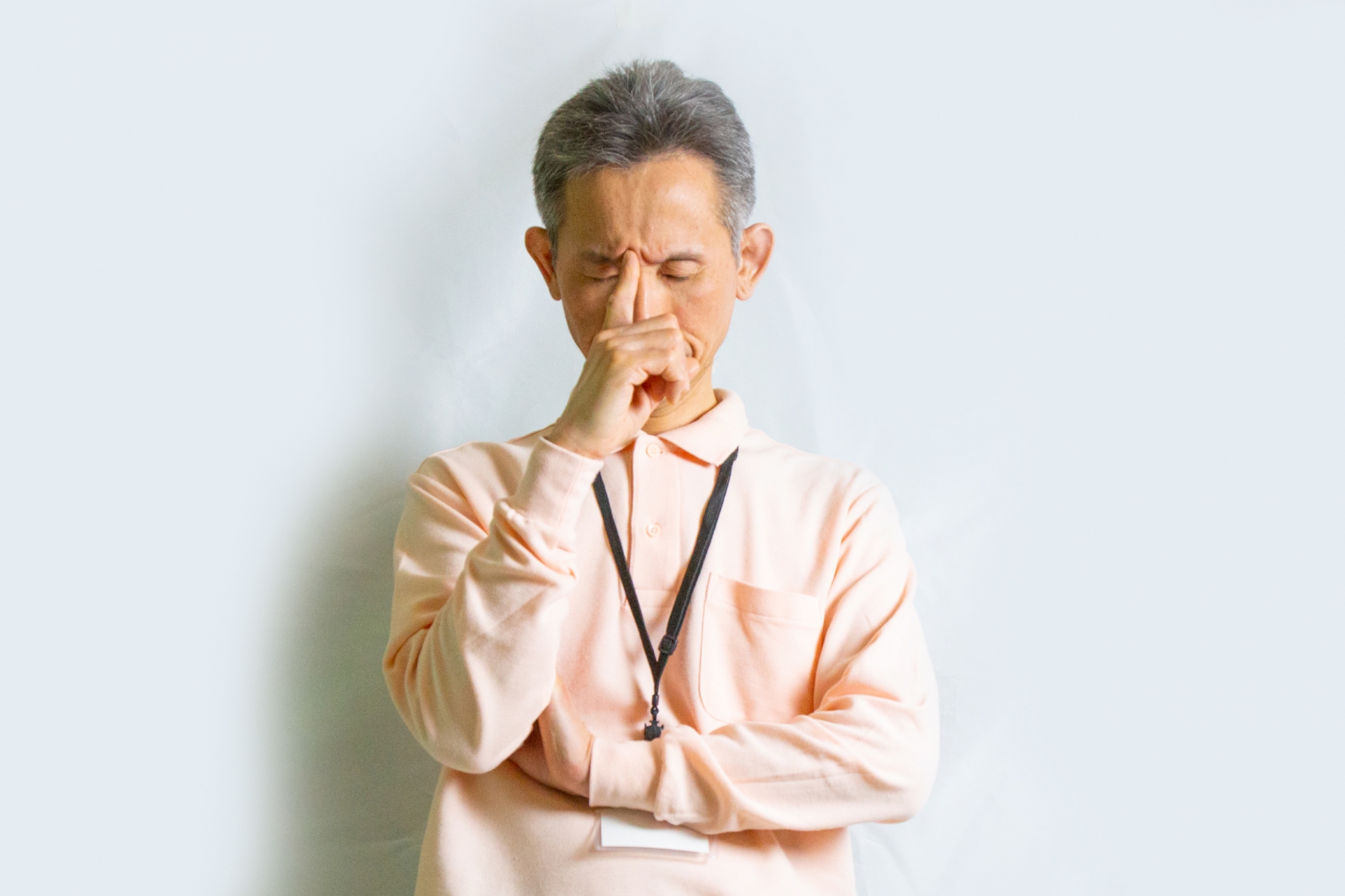 悩む