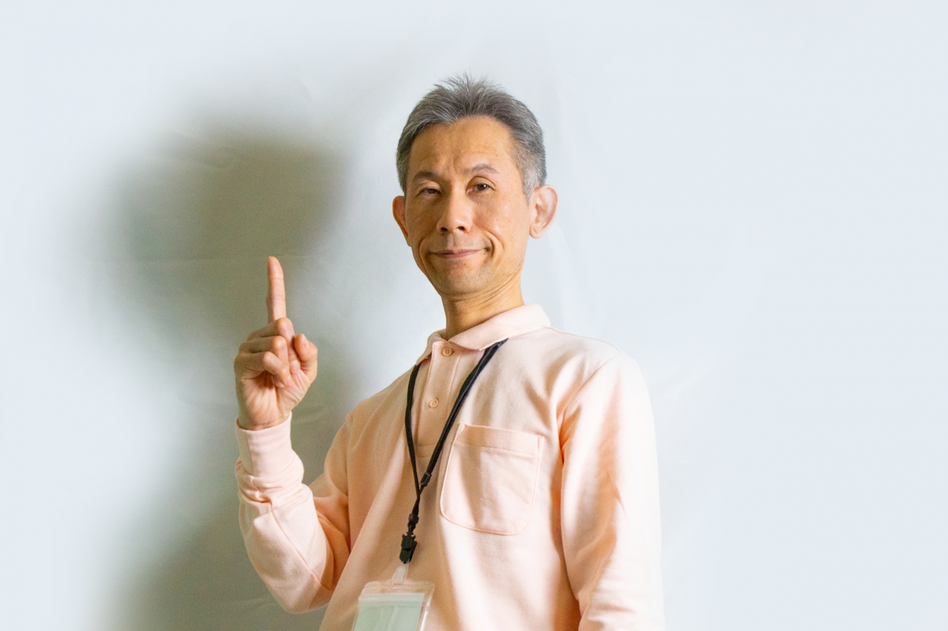 指をさす中高年労働者