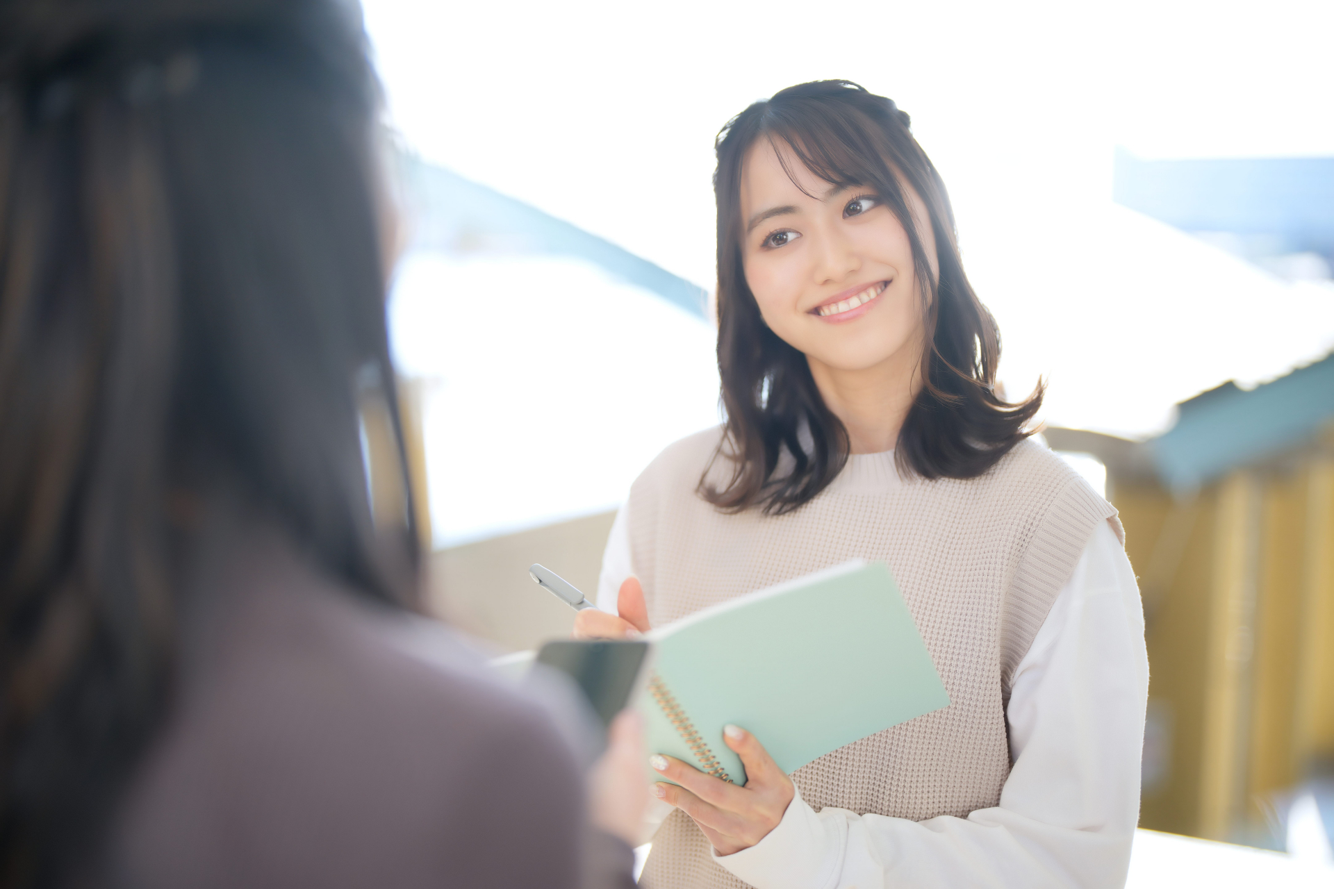 話しを聴きながら首を傾げる女性