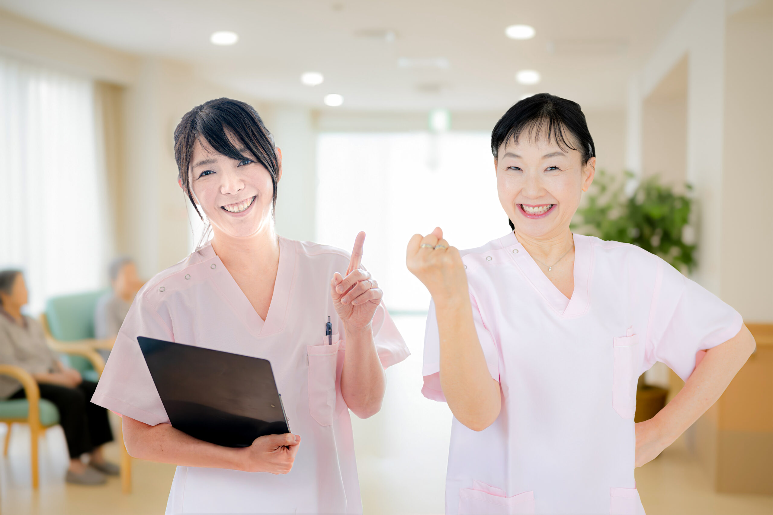 笑顔で働くケアスタッフ