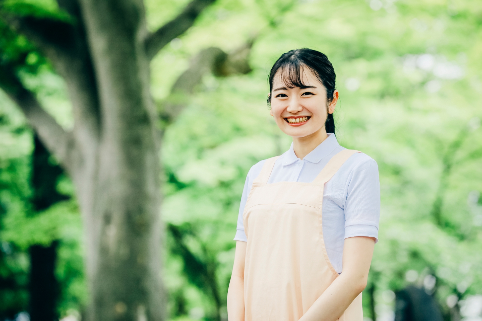 エプロンをつけた女性