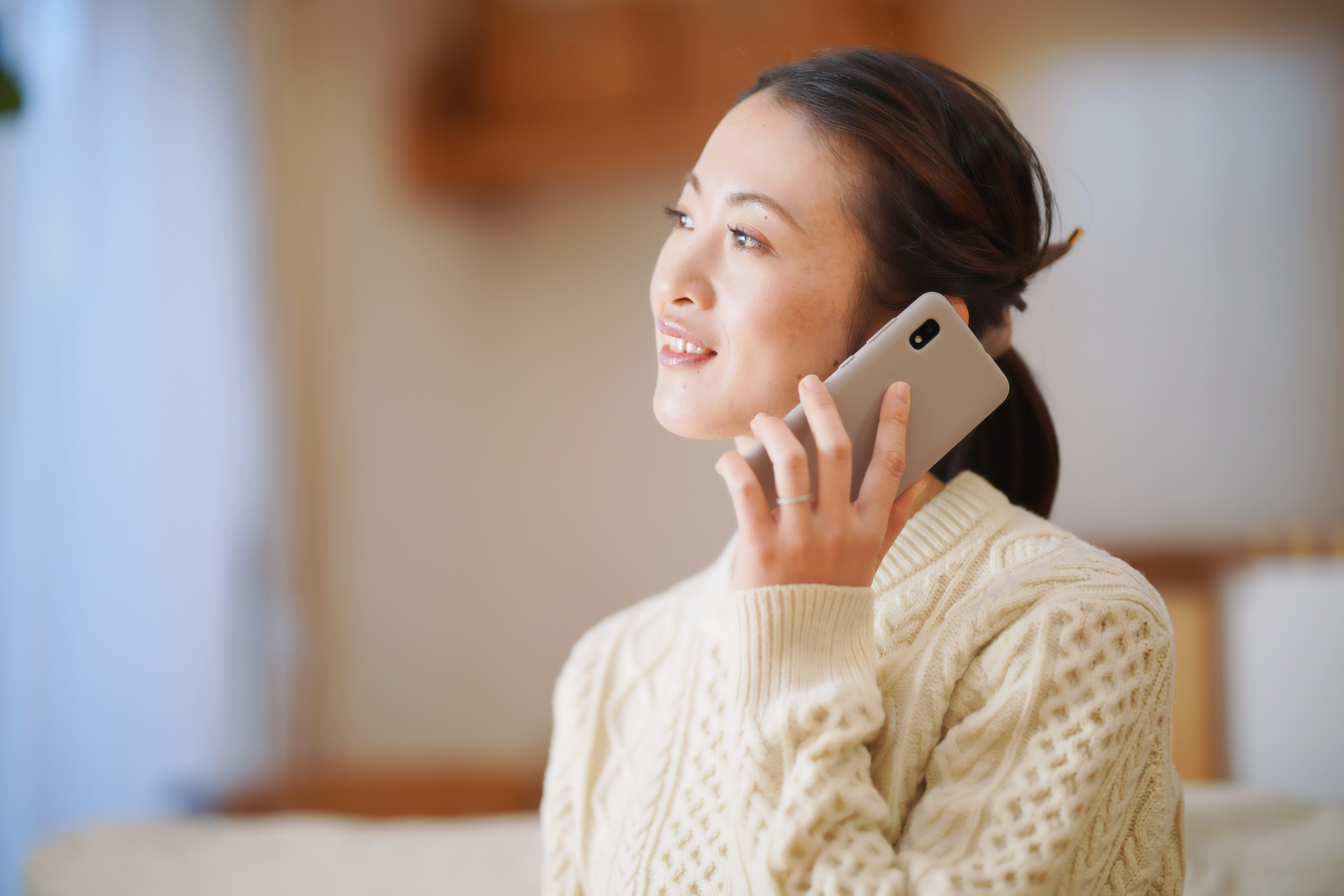 スマホで電話する母の横顔