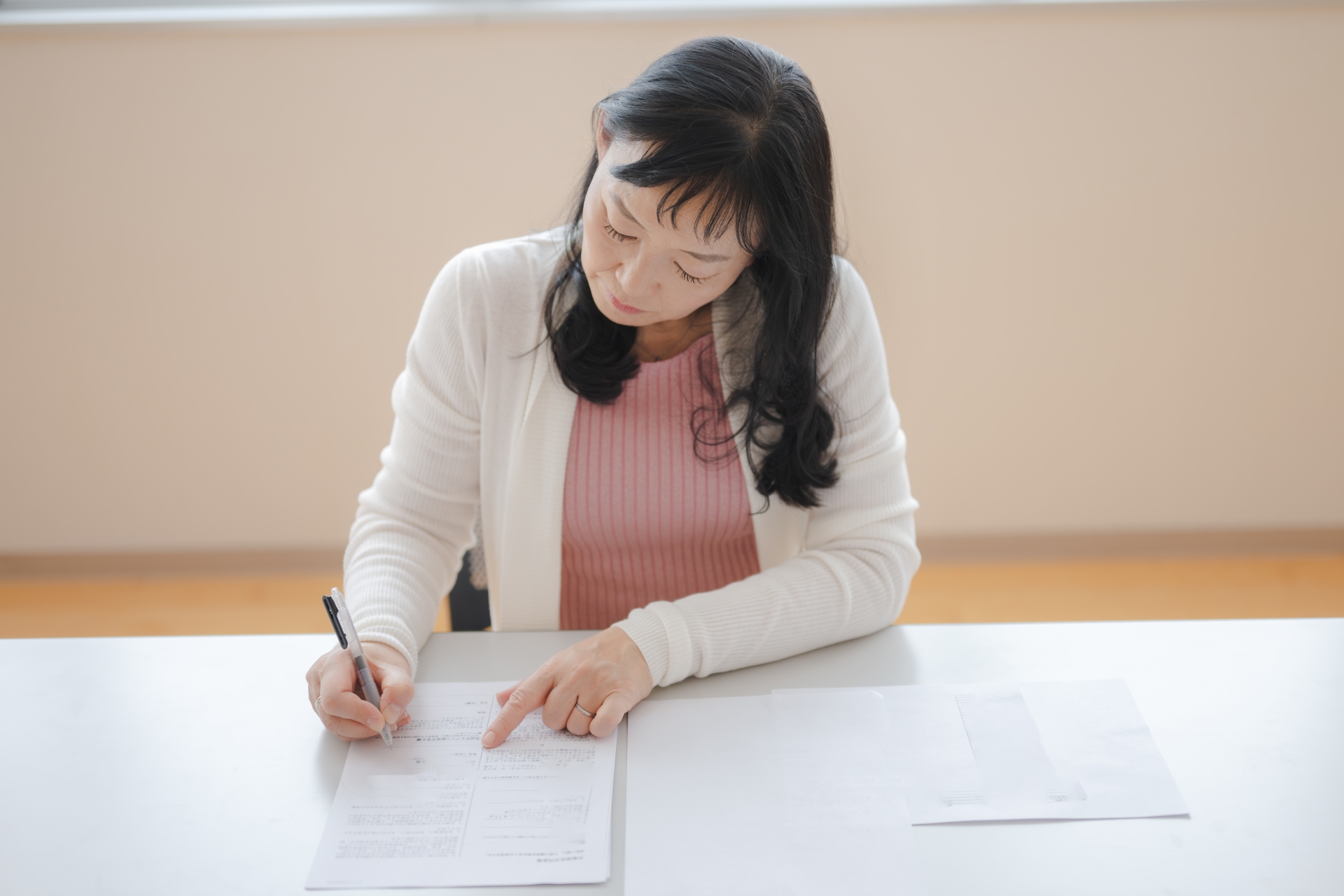 書類を確認する私服女性(その６１)