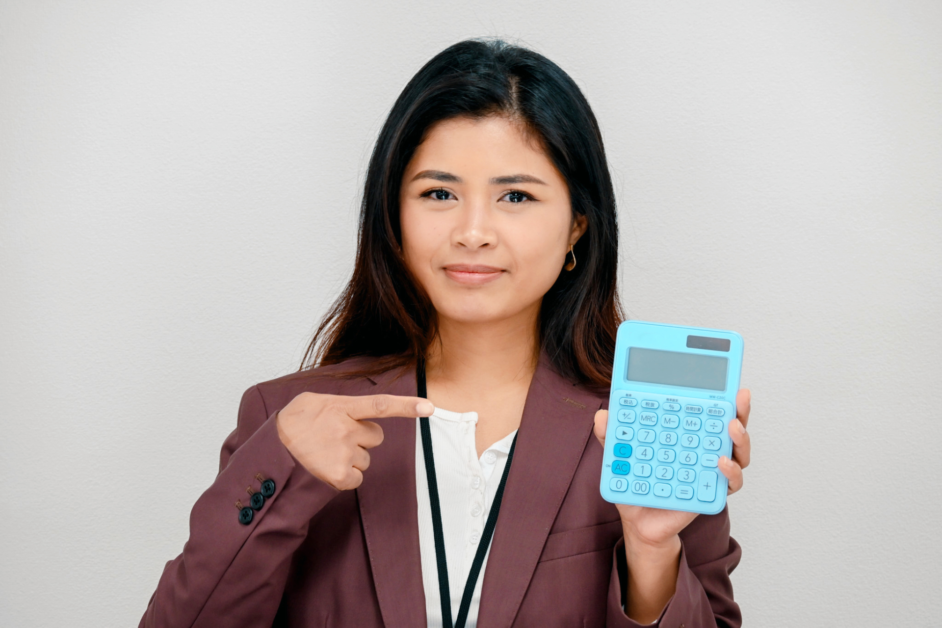 青いユニフォームを着た医者・看護師の女性