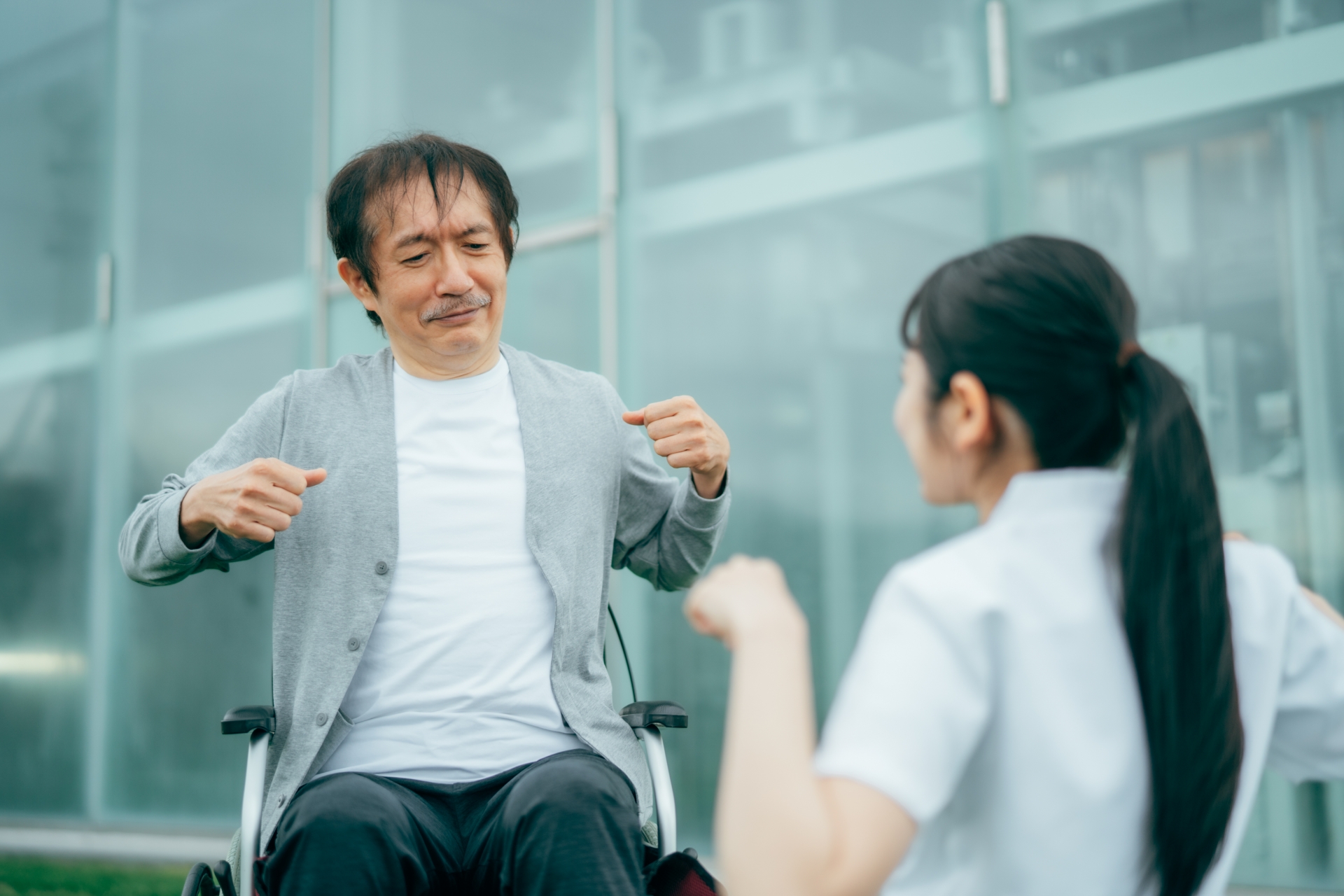 白バックの若い介護士