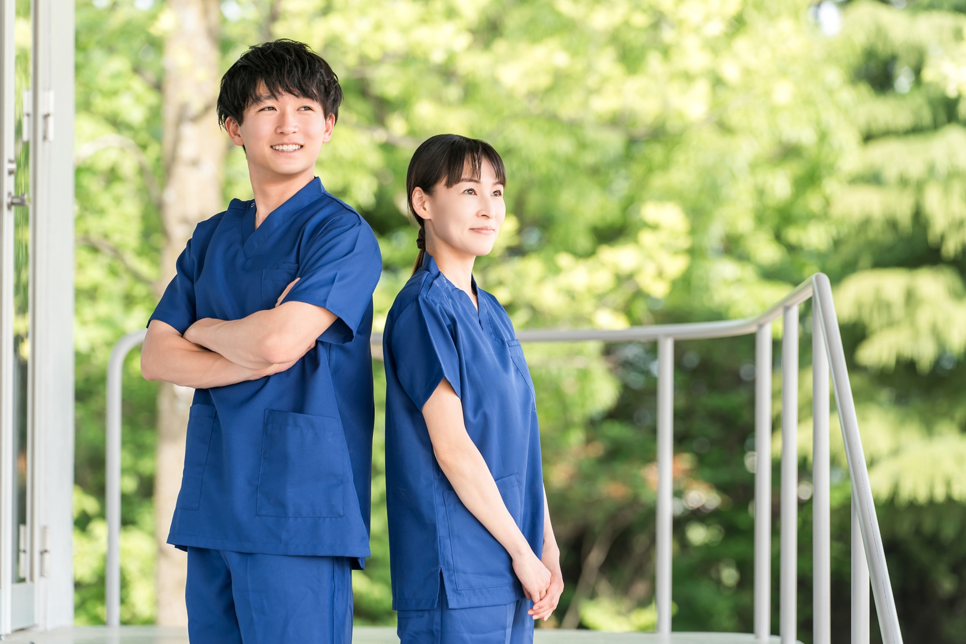 スクラブを着た医者・医師・看護師の男女