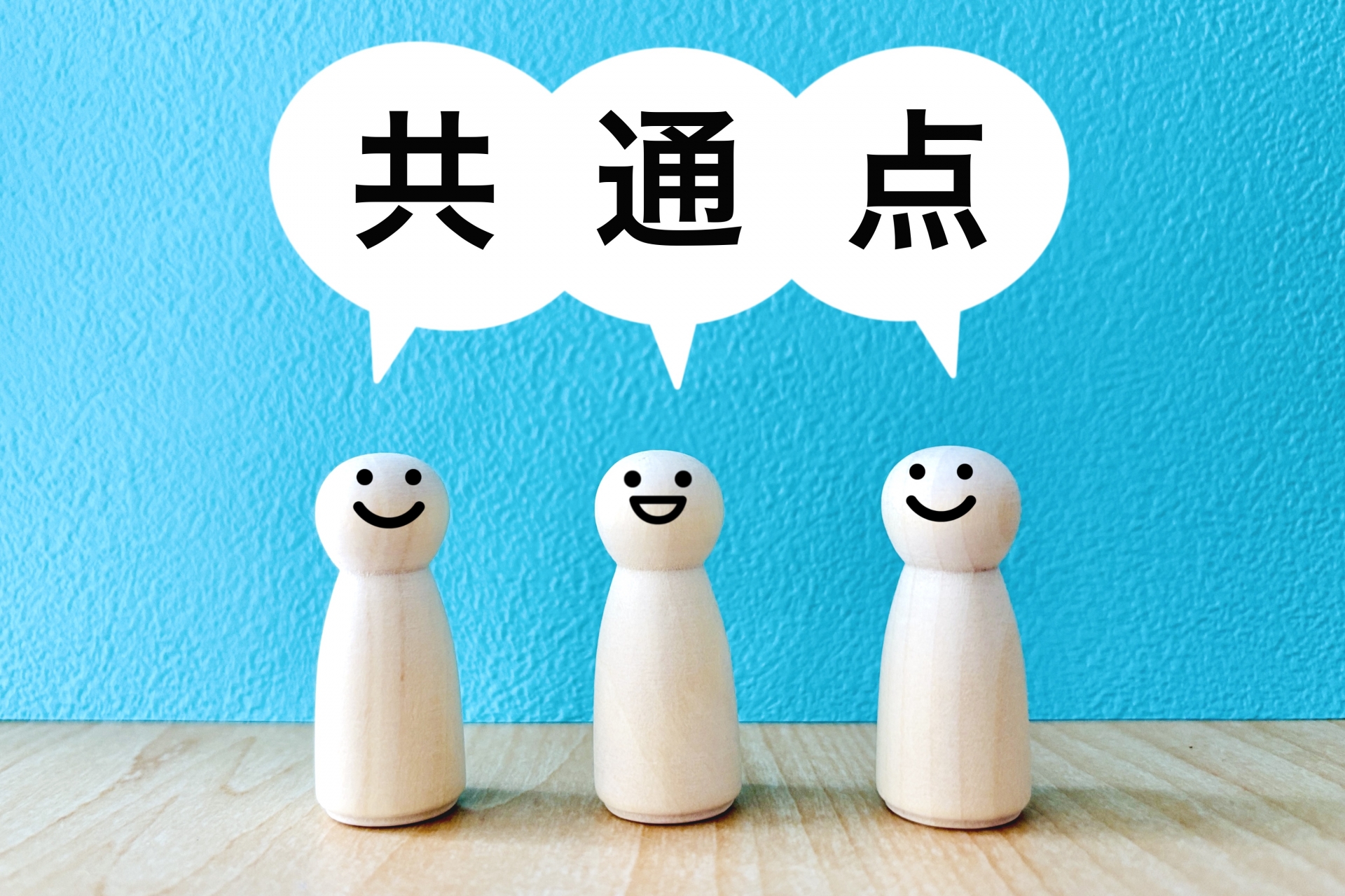 説明するビジネスウーマン