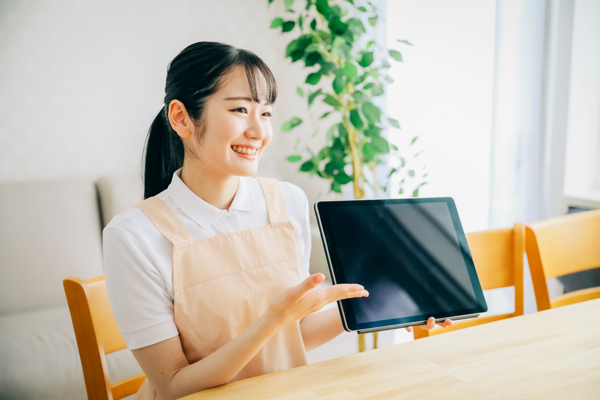 訪問介護する女性と高齢者(笑顔)
