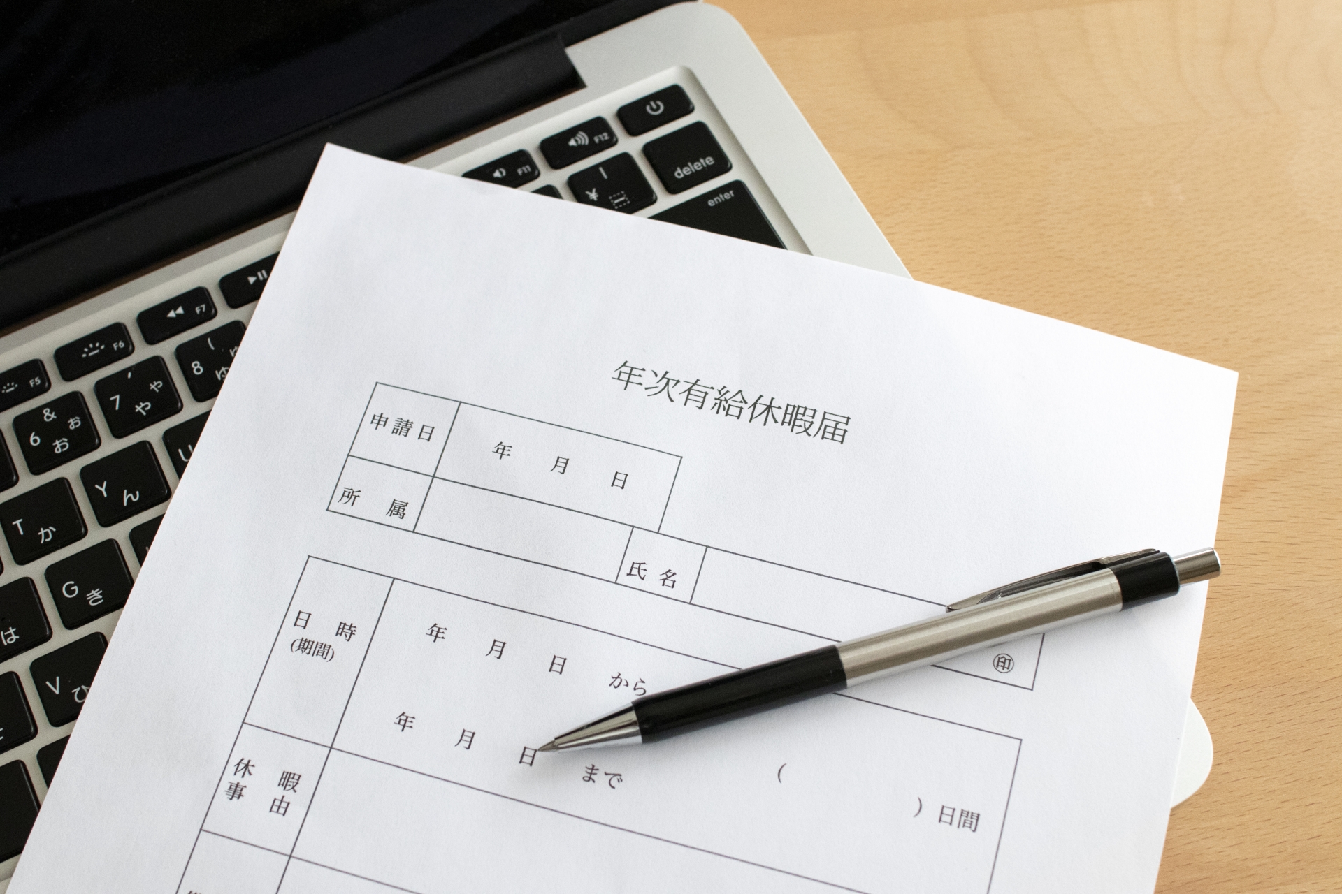 高齢者をベッドで介助する男性介護士