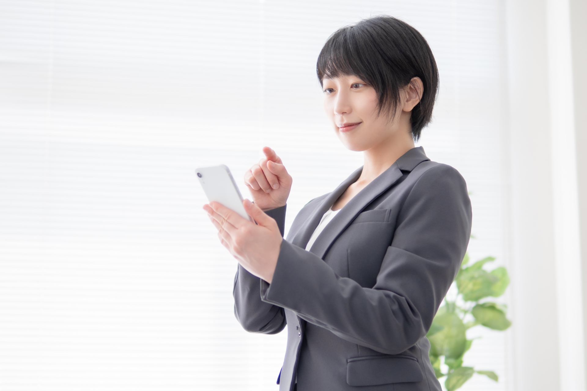 デスクワークをするビジネスマン