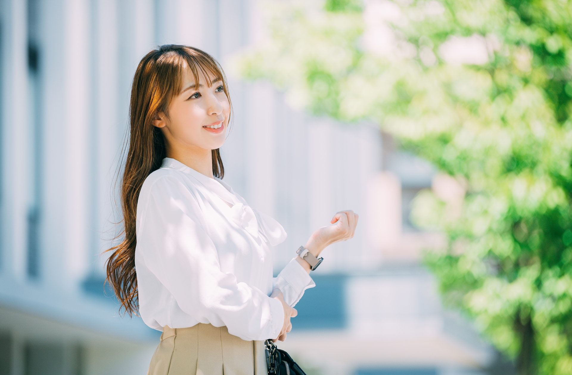 屋外に立つビジネスウーマン