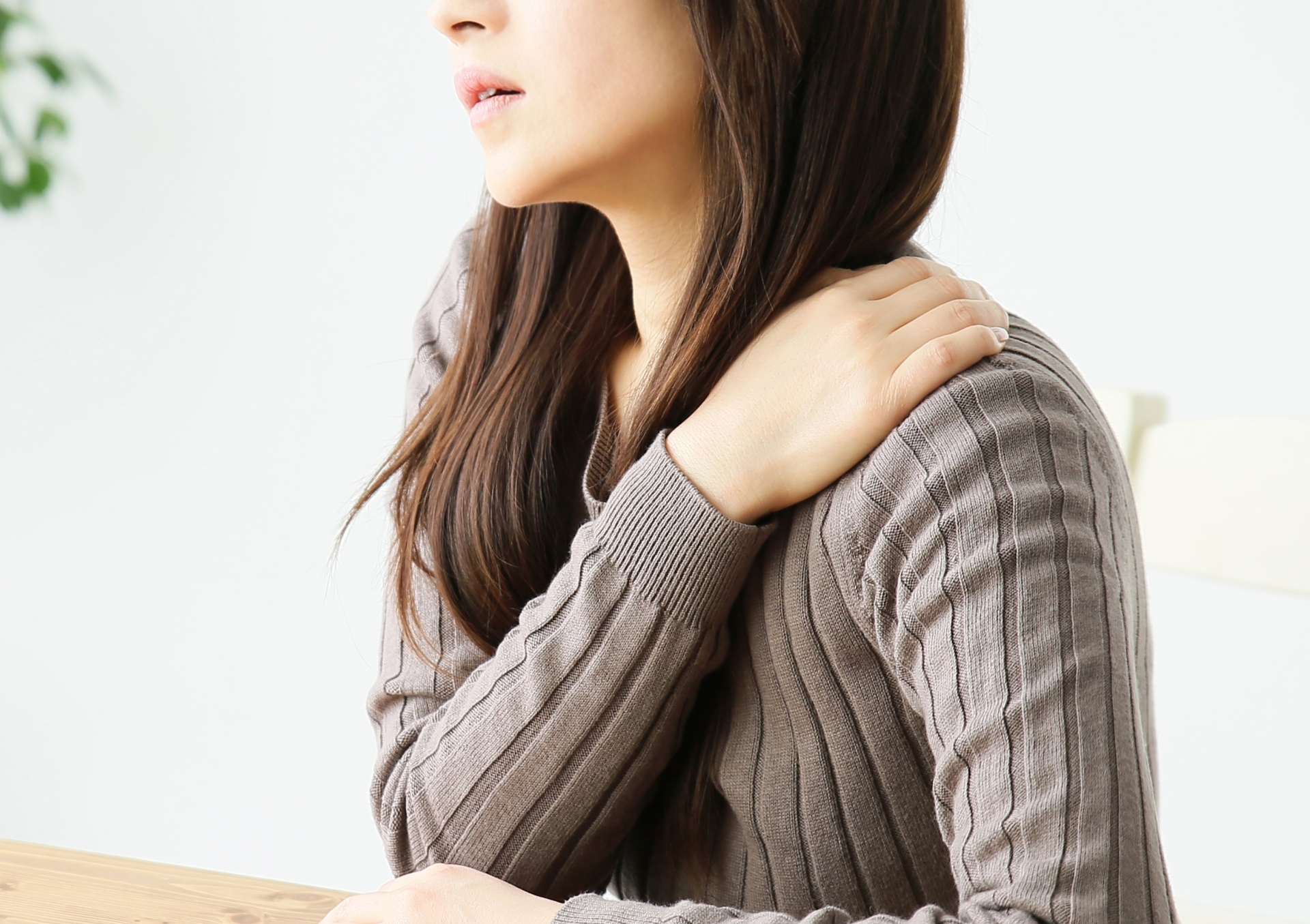 一番のポーズをする介護士と高齢女性