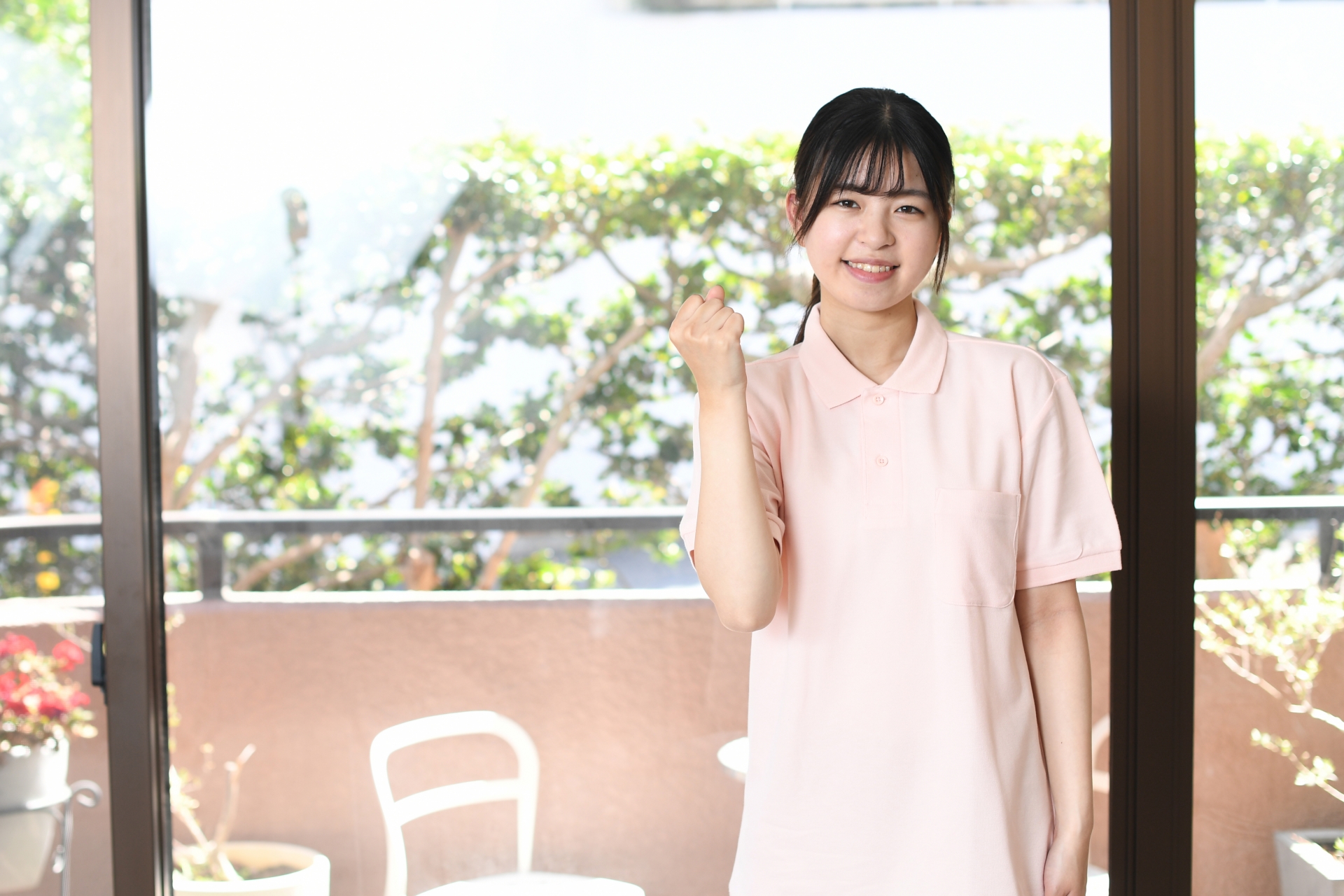 病室のベッドで寝るおばあちゃんと介護士3