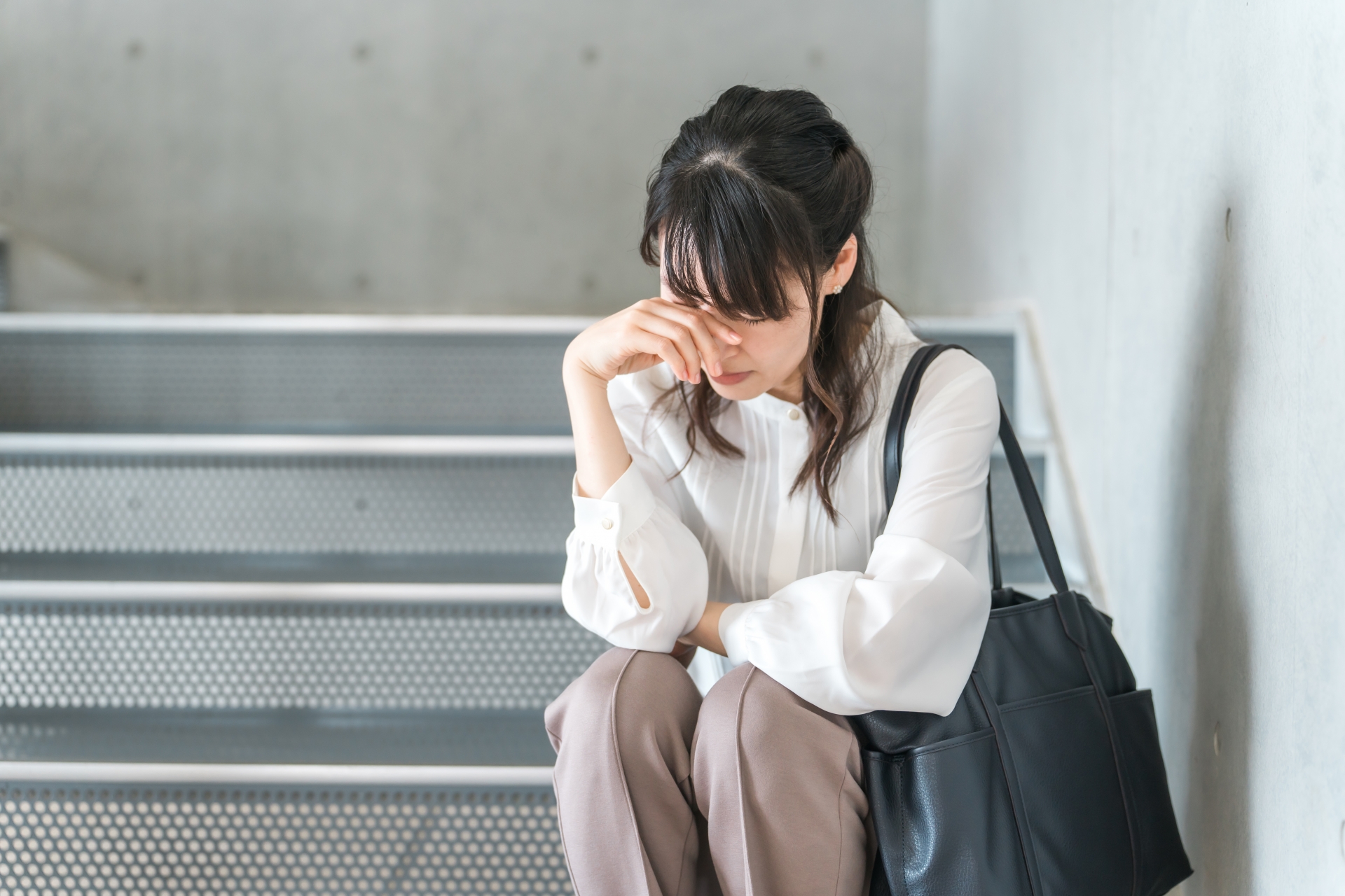 シニア女性と話す介護士・ヘルパーの女性
