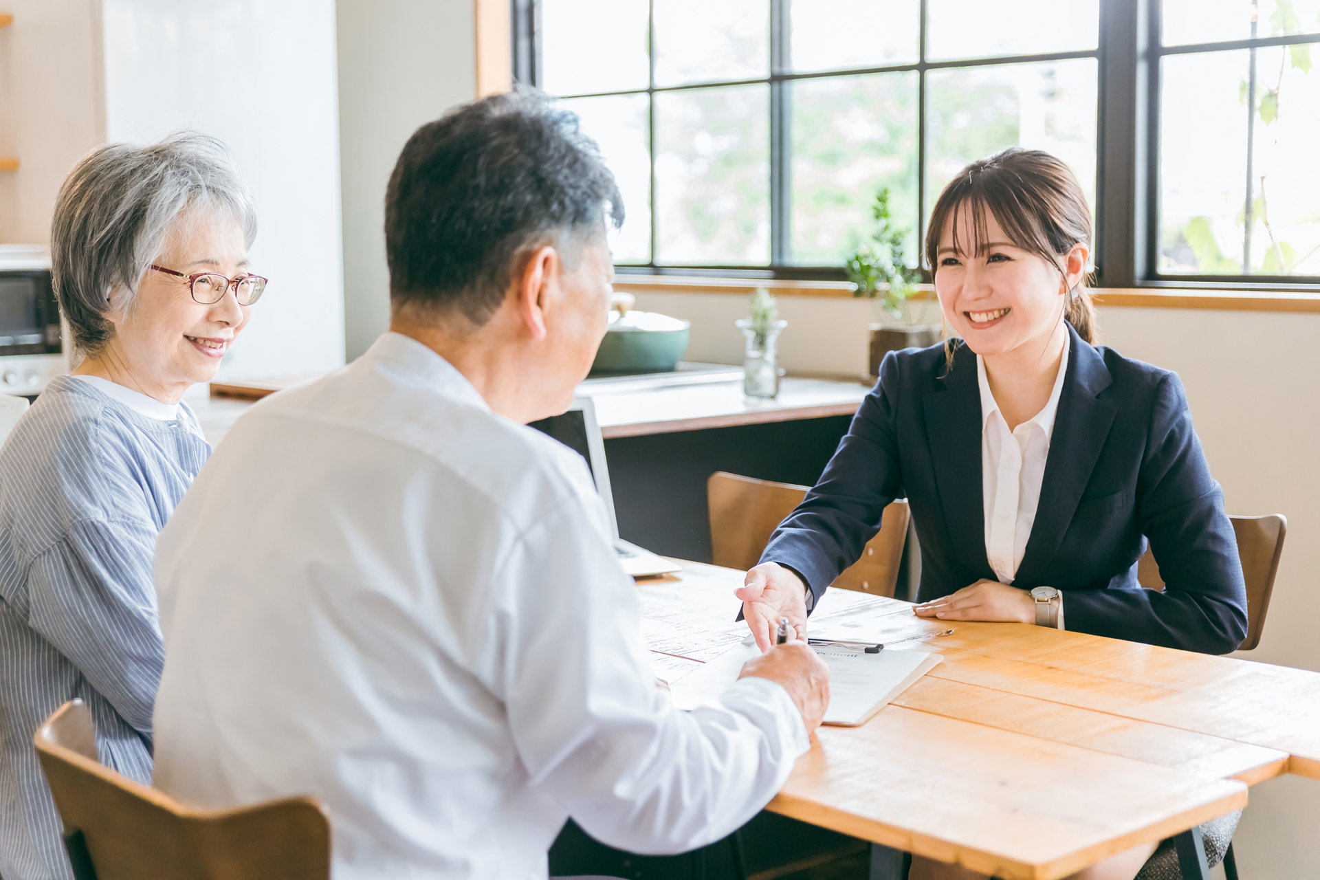 高齢者と話すファンドマネージャーの女性