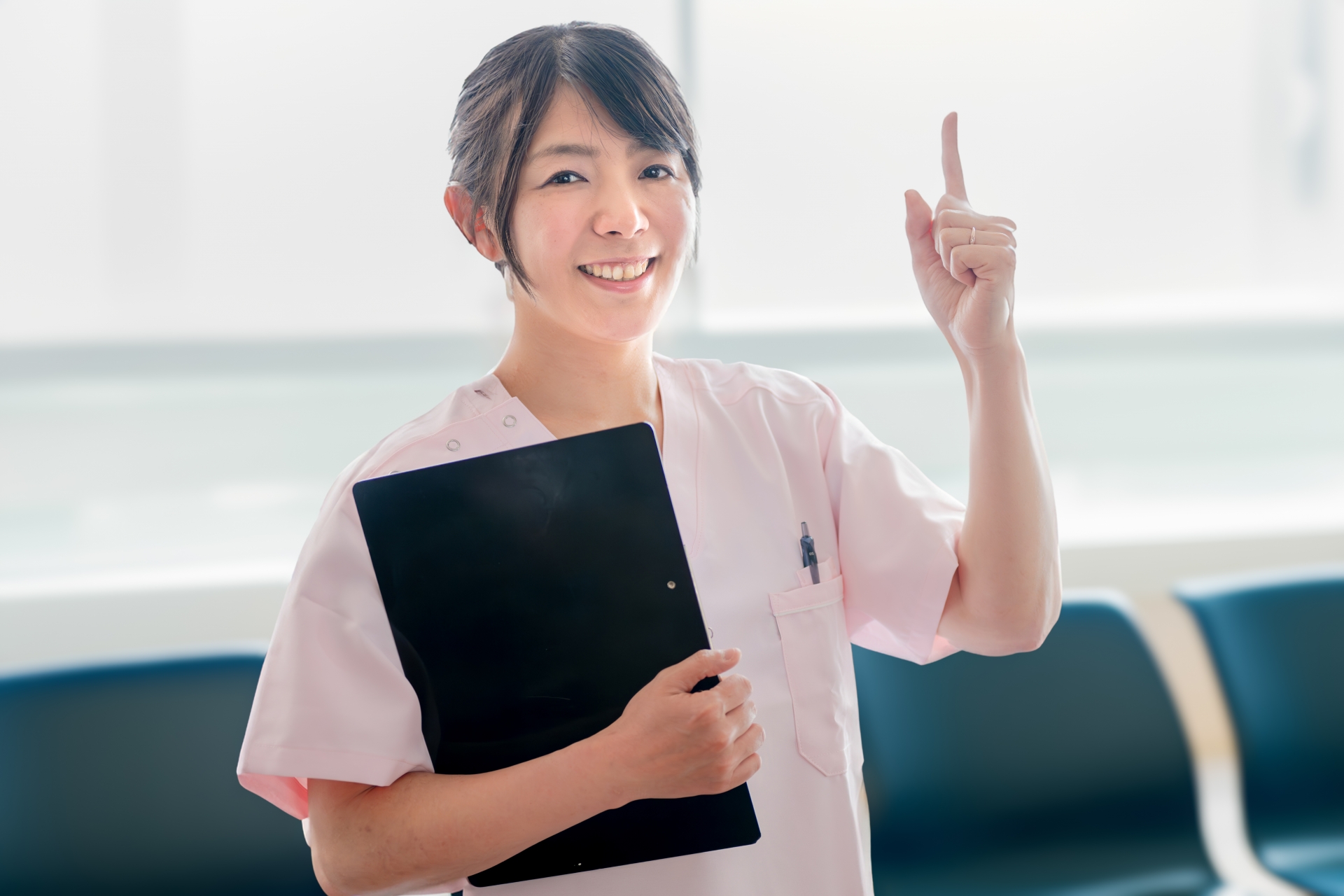 指を差すメディカル女性