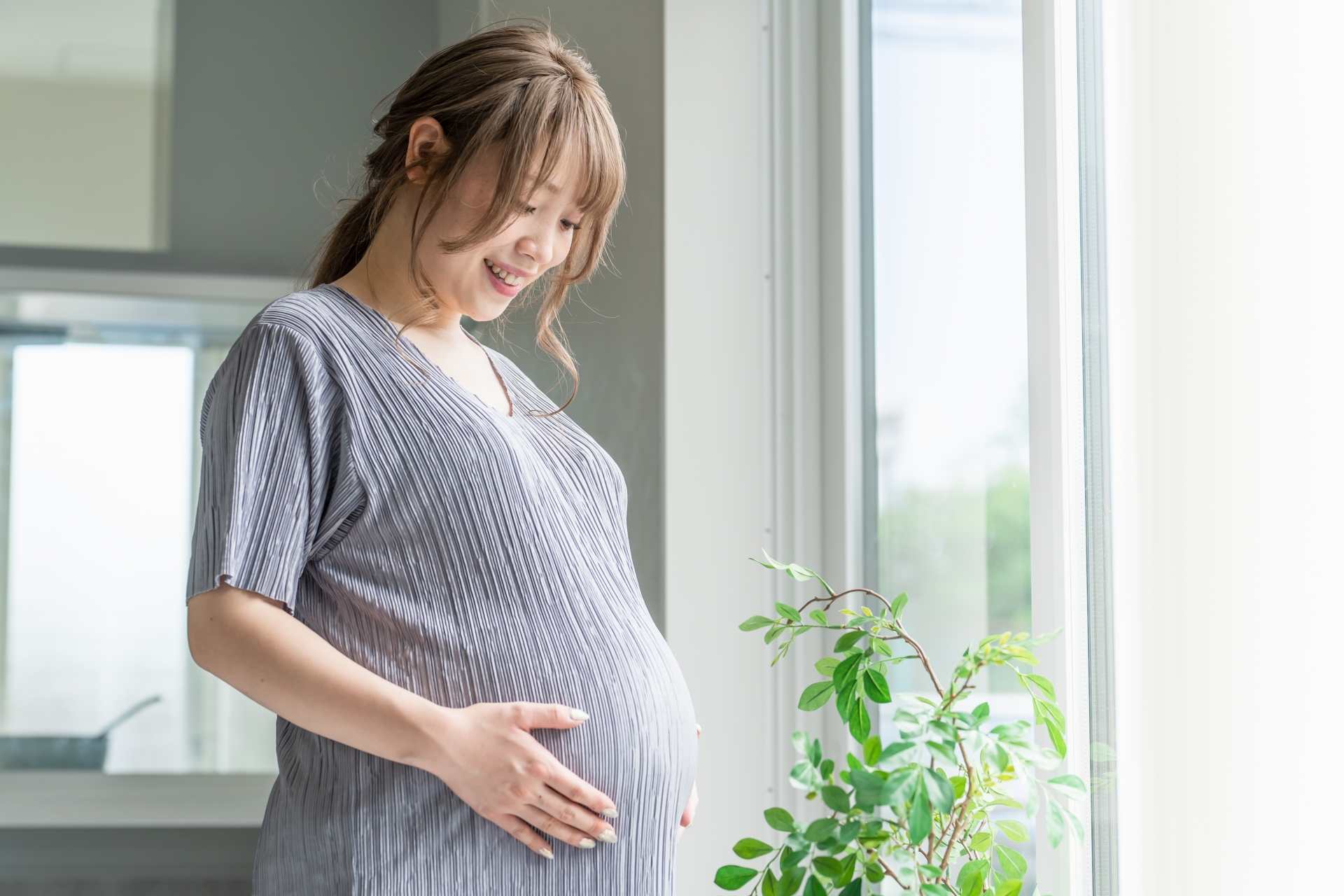 屋外でスマートフォンで電話しているケアマネジャー