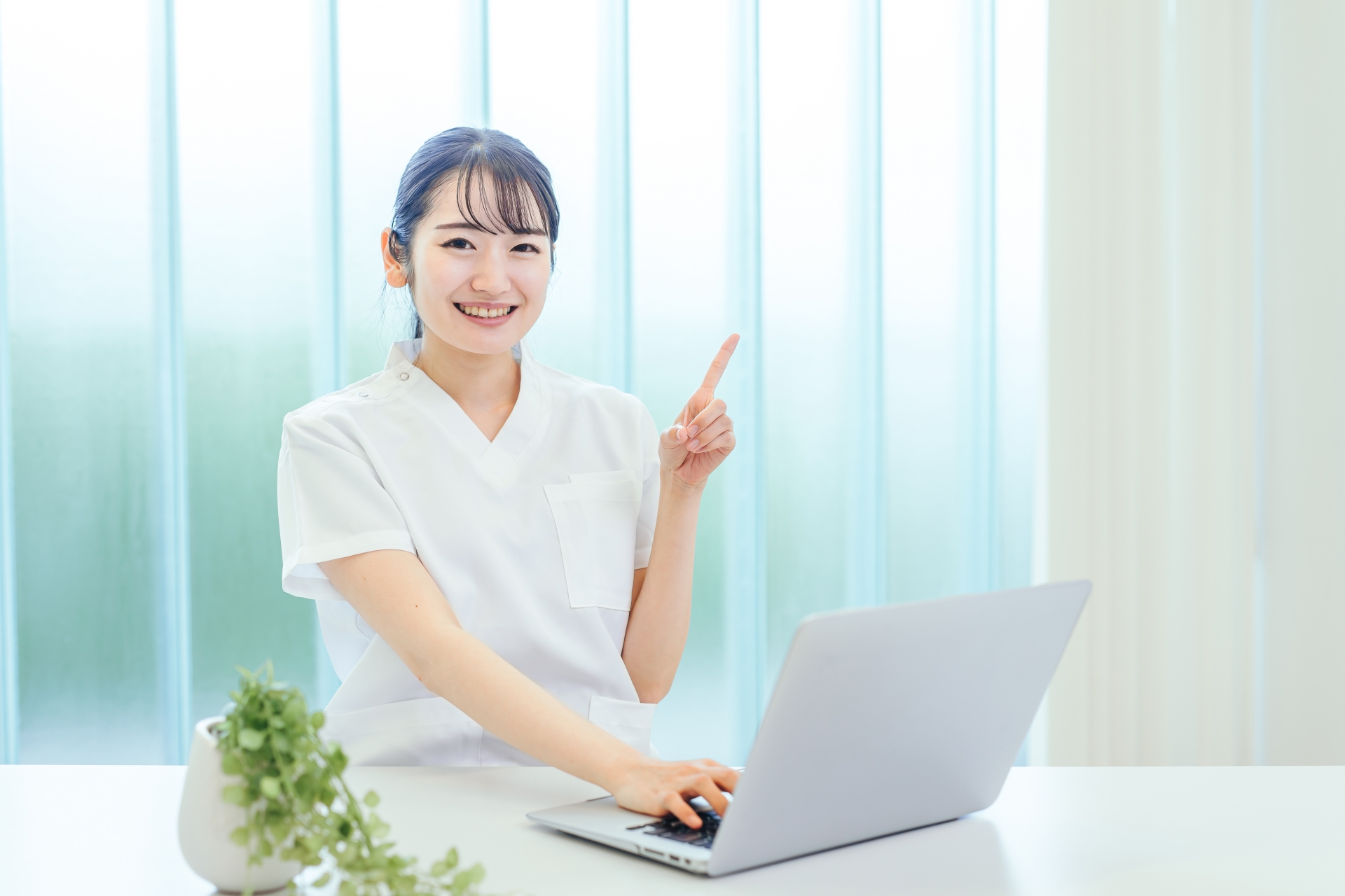 指さしする看護師