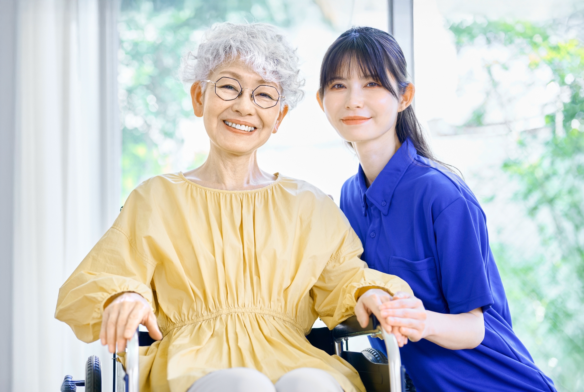 介護士と車椅子の女性　高齢者　施設