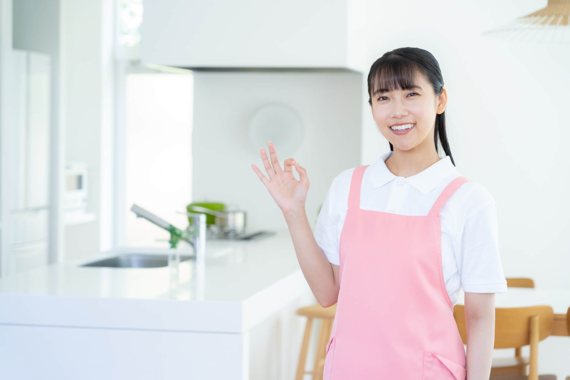 訪問介護をする介護士の女性