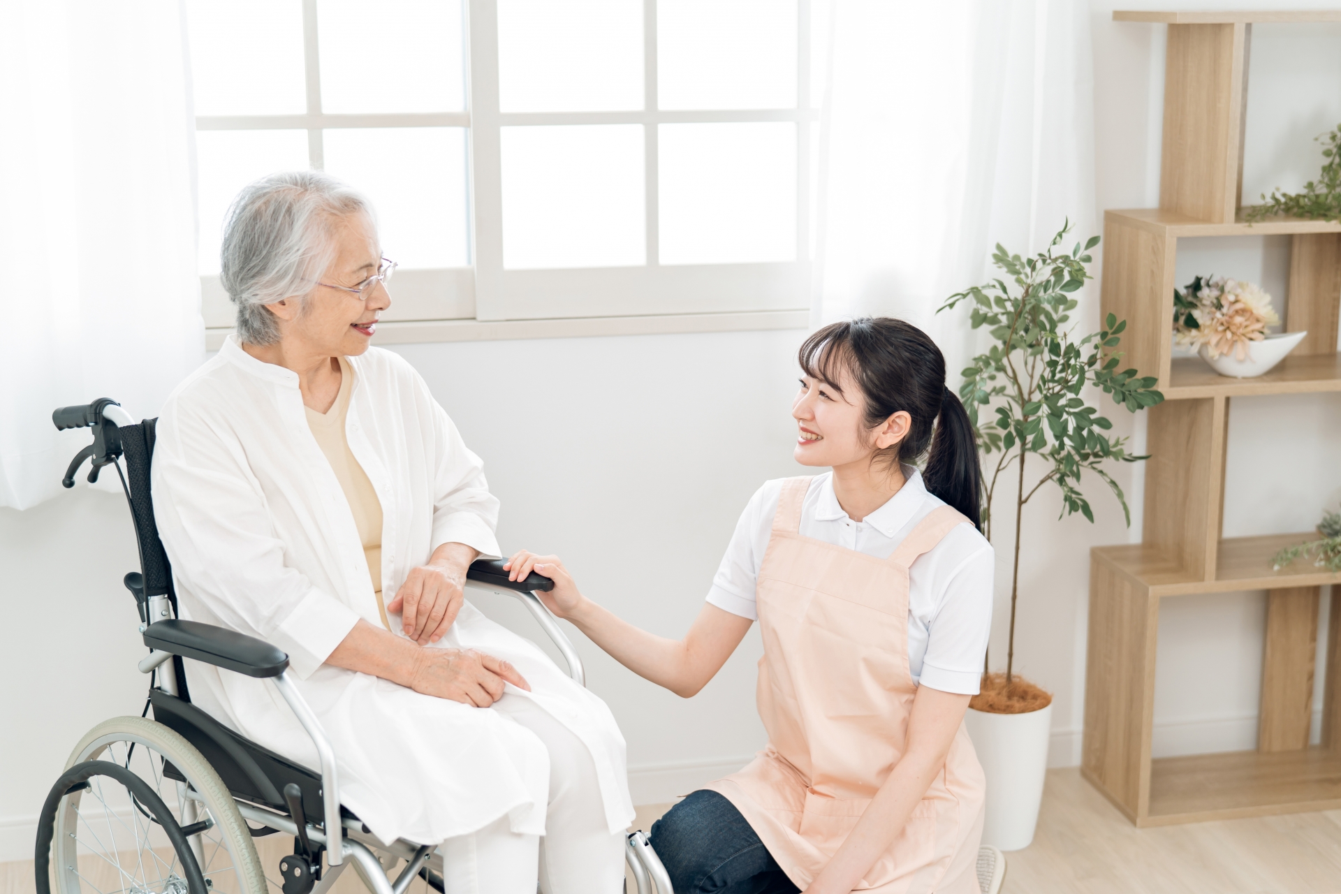 ケアプランを説明する介護福祉士