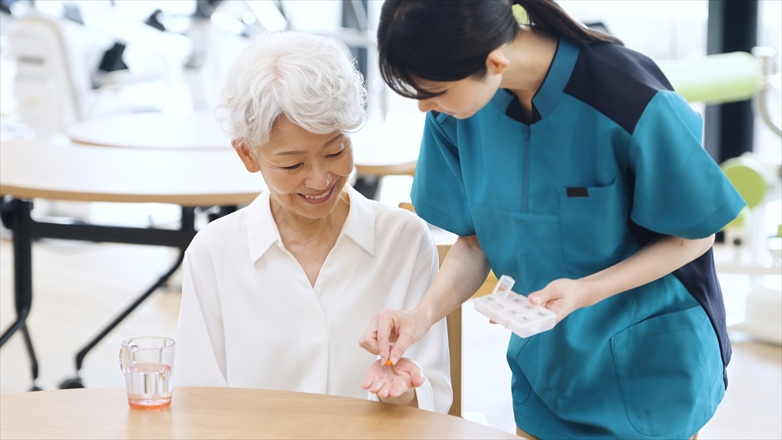 薬を受け取るアジア人高齢者