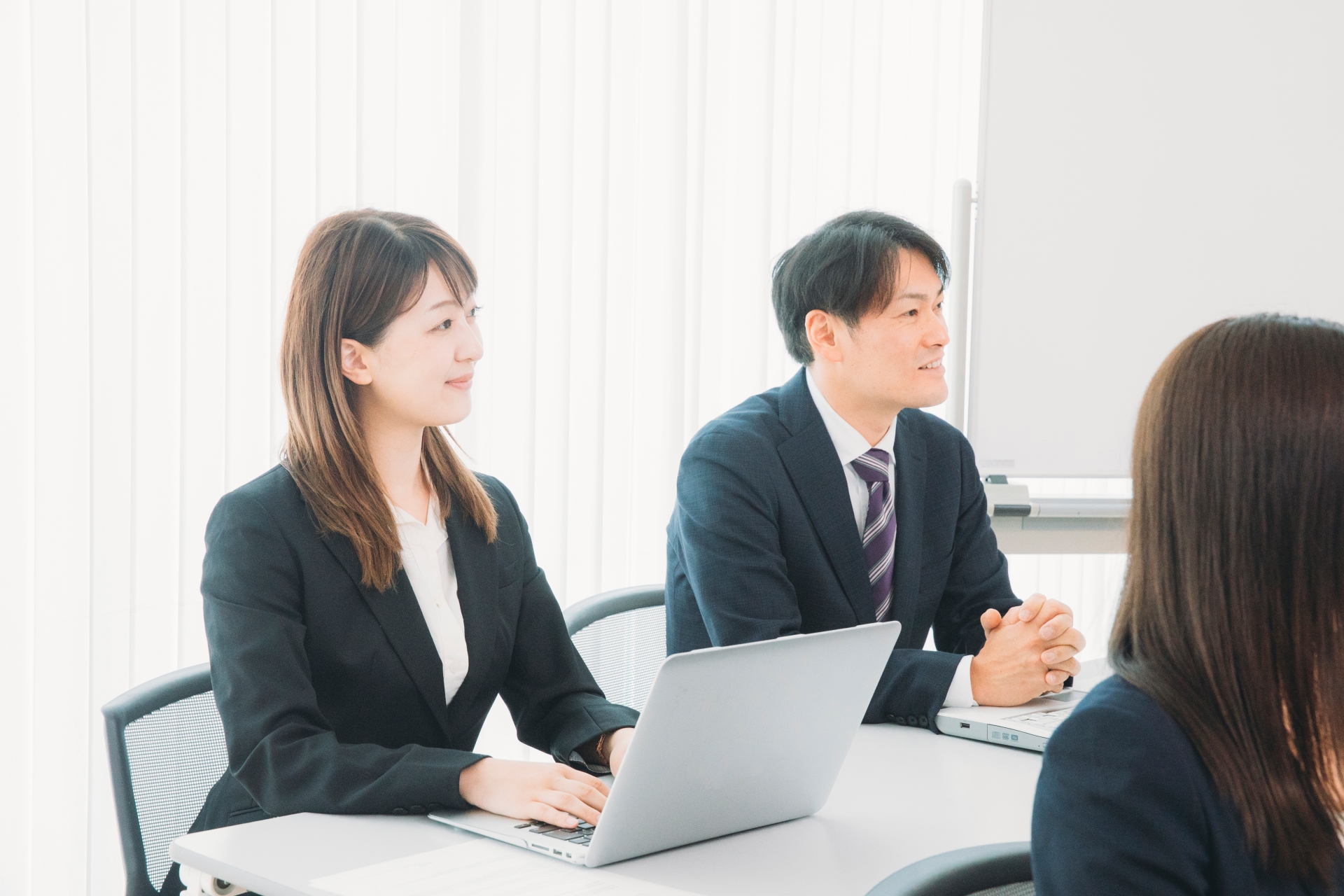 打ち合わせする若いビジネスマン