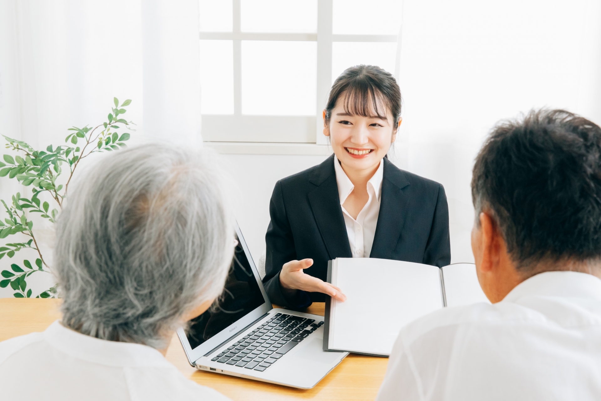 タブレットで説明を受ける男性と介護士