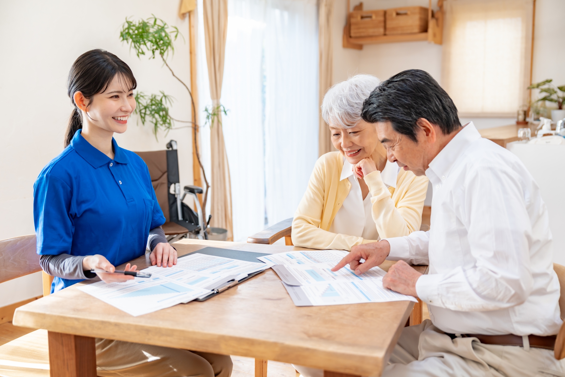 介護契約の説明を行う訪問介護士