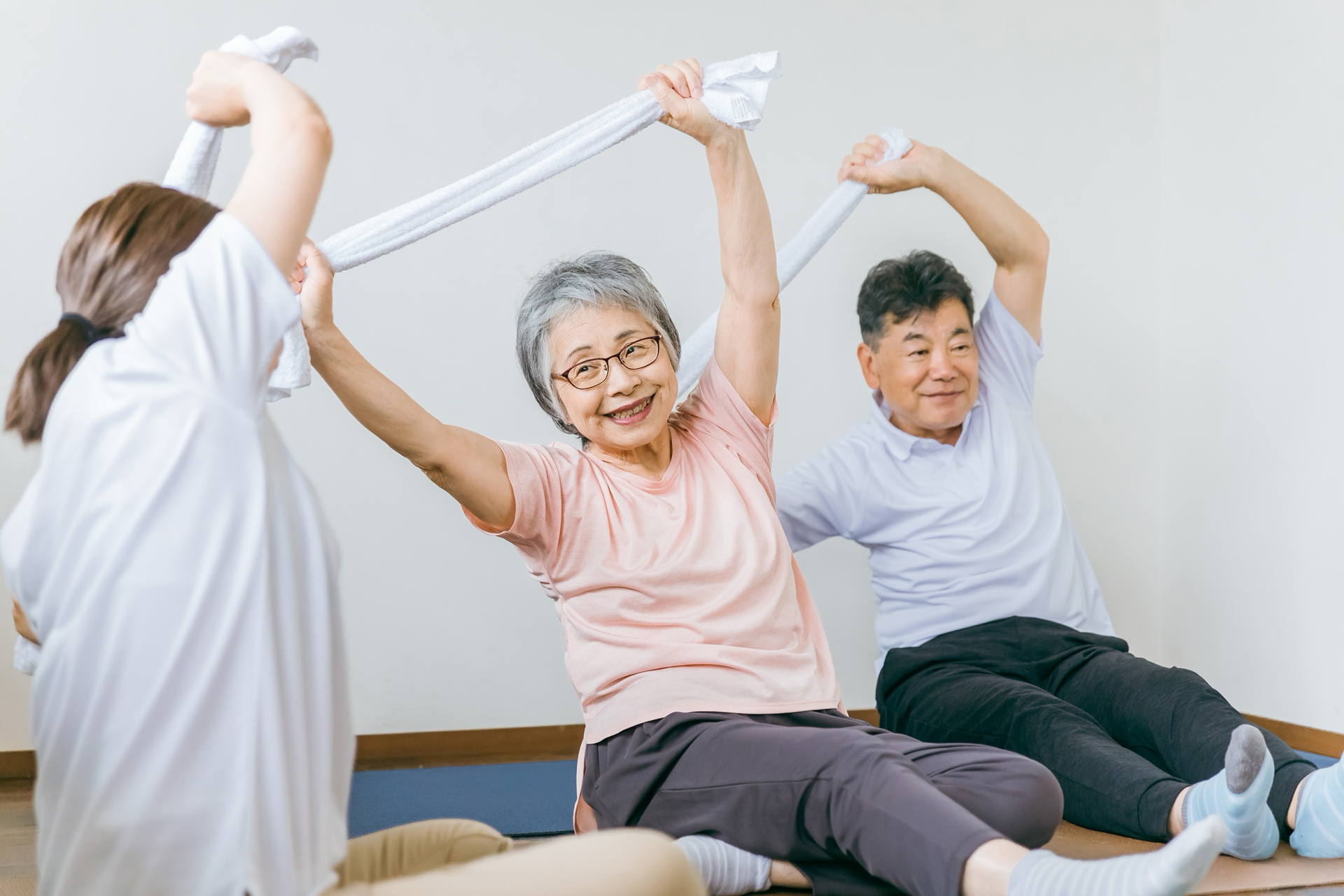 デイサービスで運動するシニアと理学療法士