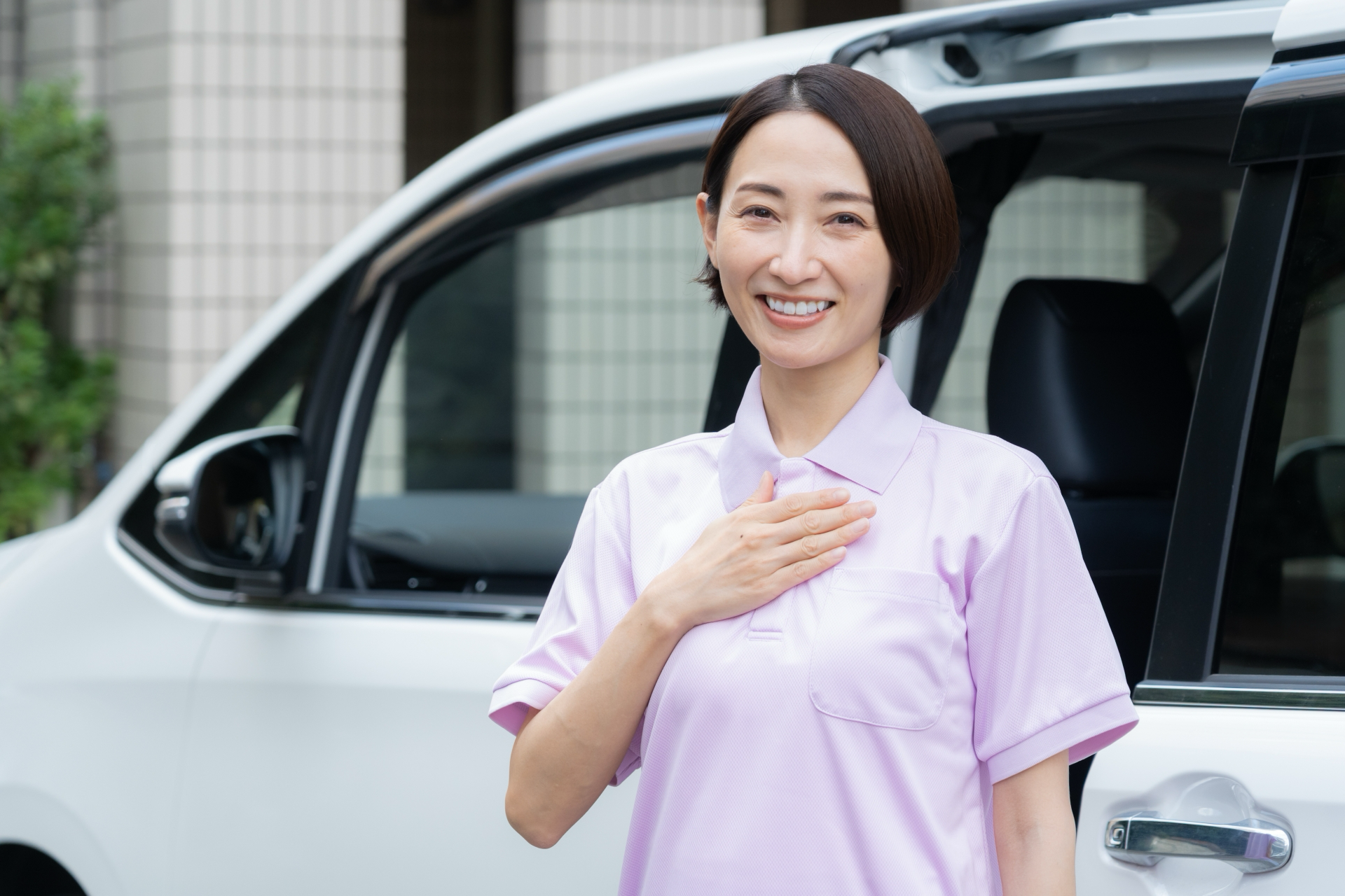 車で訪問介護をするミドルの女性介護士