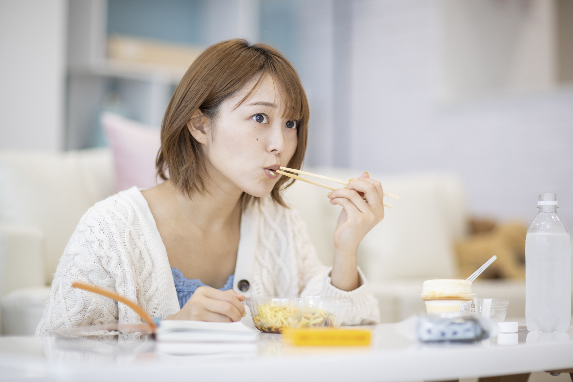 食事中の女性