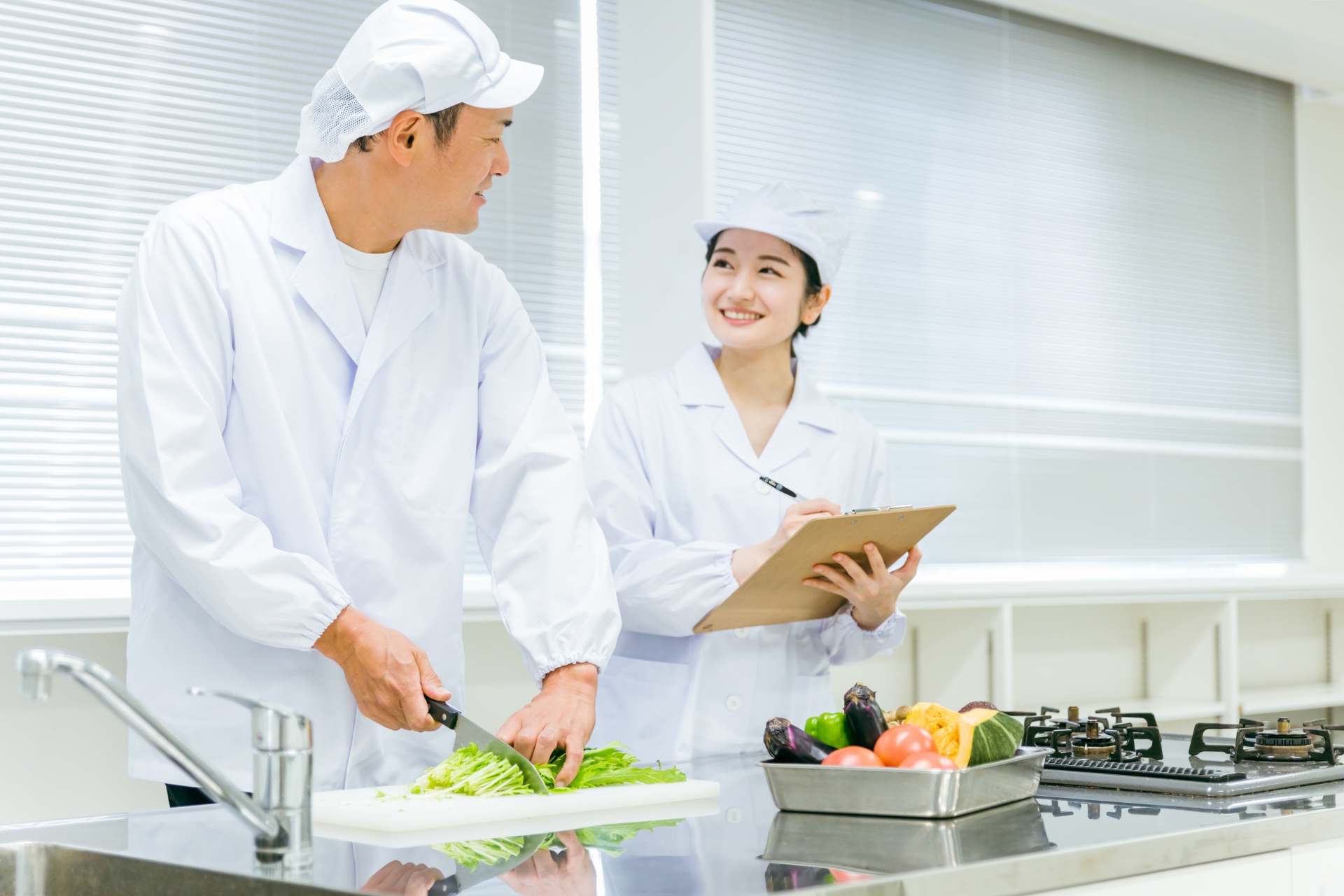 食品工場で働く男女(分析・検査)