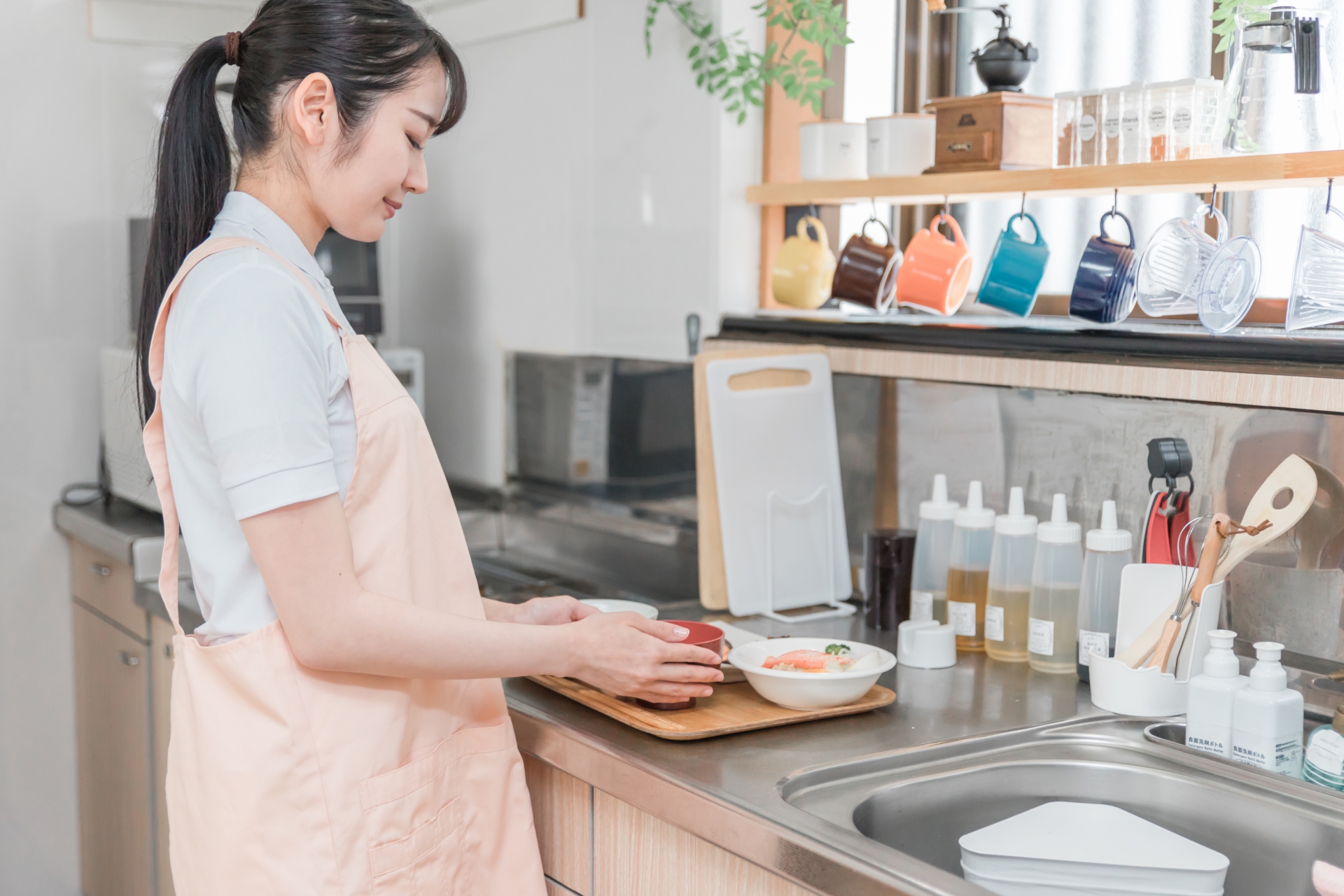 料理を持つ女性スタッフ