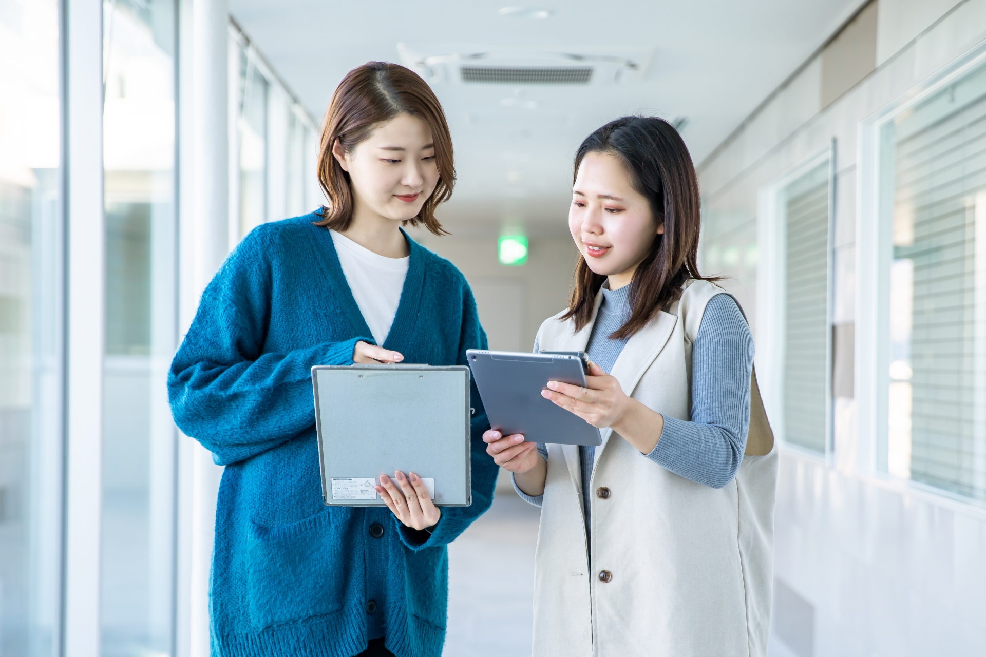 打ち合わせする女性達　学生　ビジネス