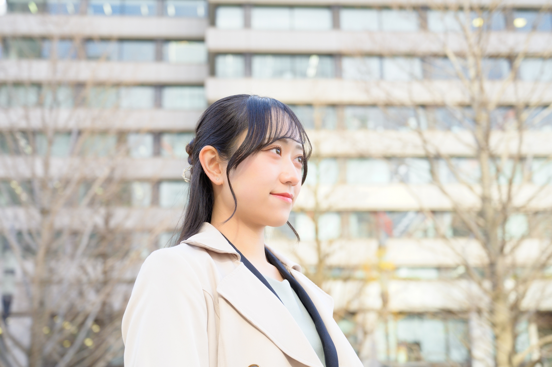 オフィス街で遠くを見つめる女性