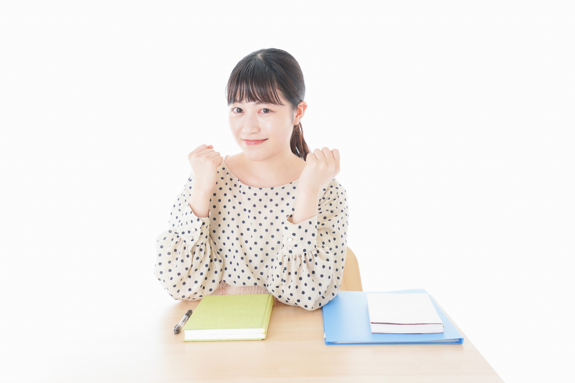ガッツポーズをする笑顔の女子学生