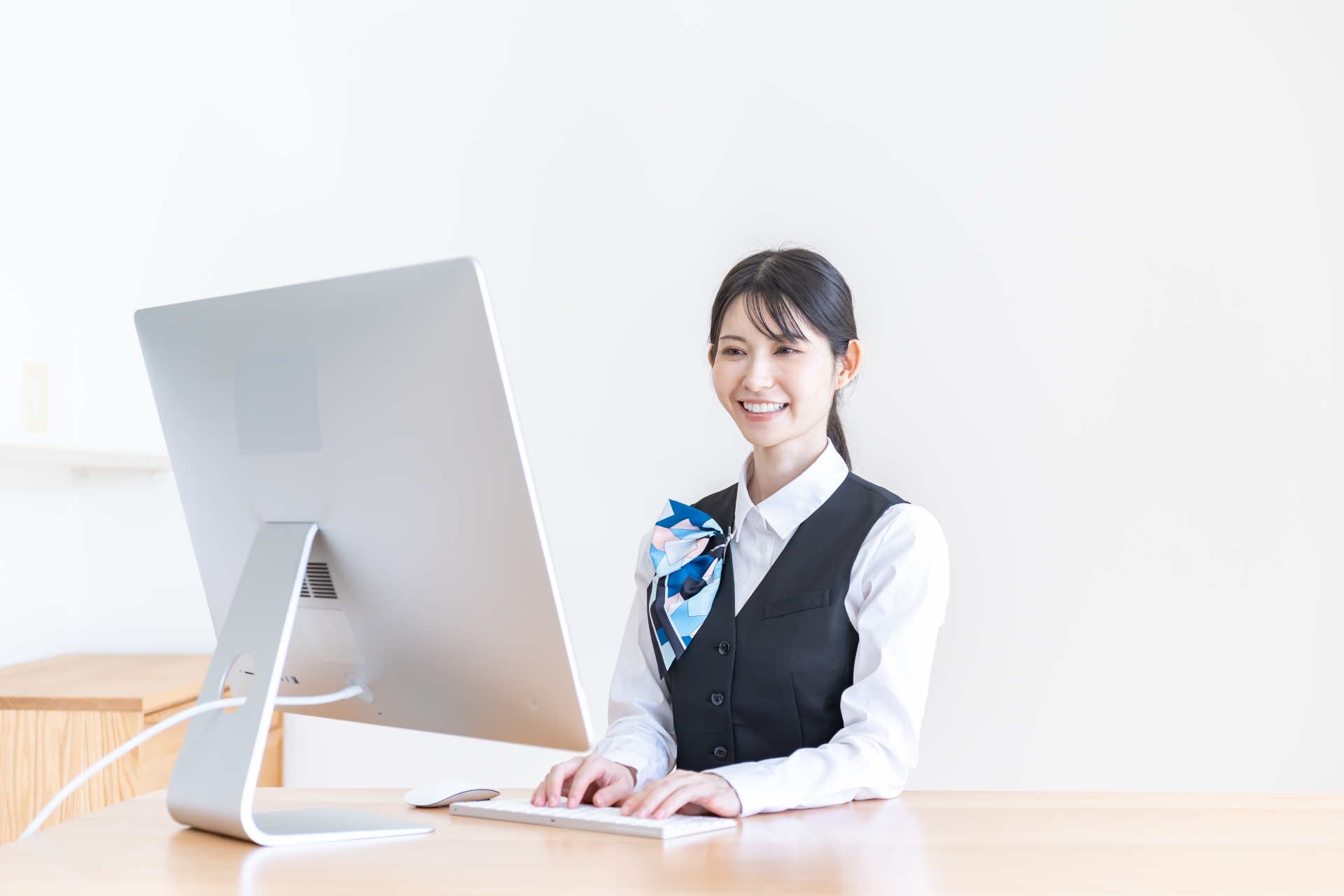 PC作業をするリボンをつけた女性