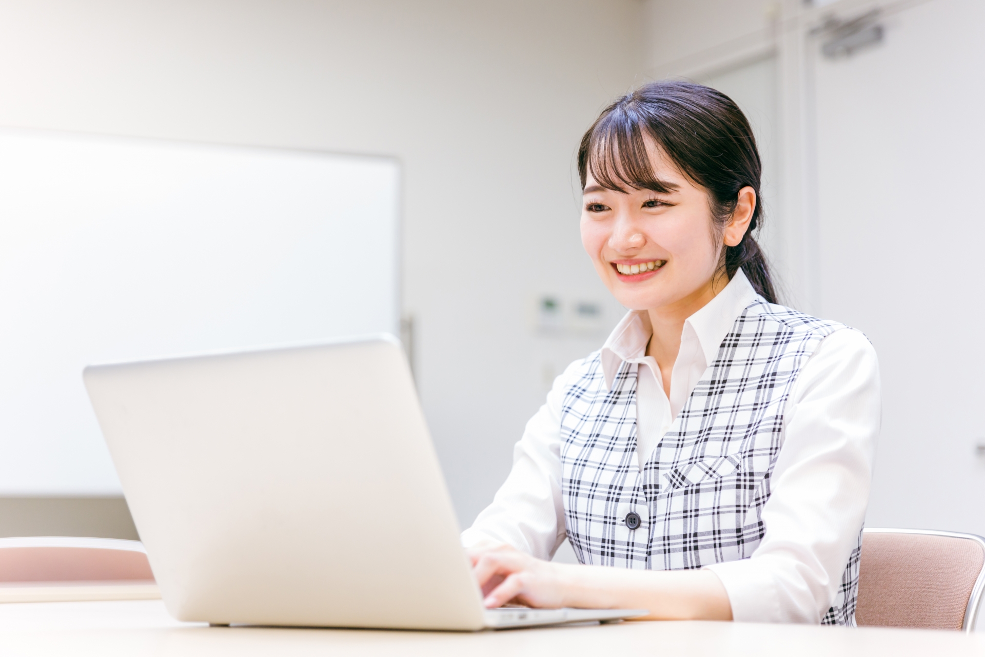 事務服を着たビジネスウーマン（パソコン）