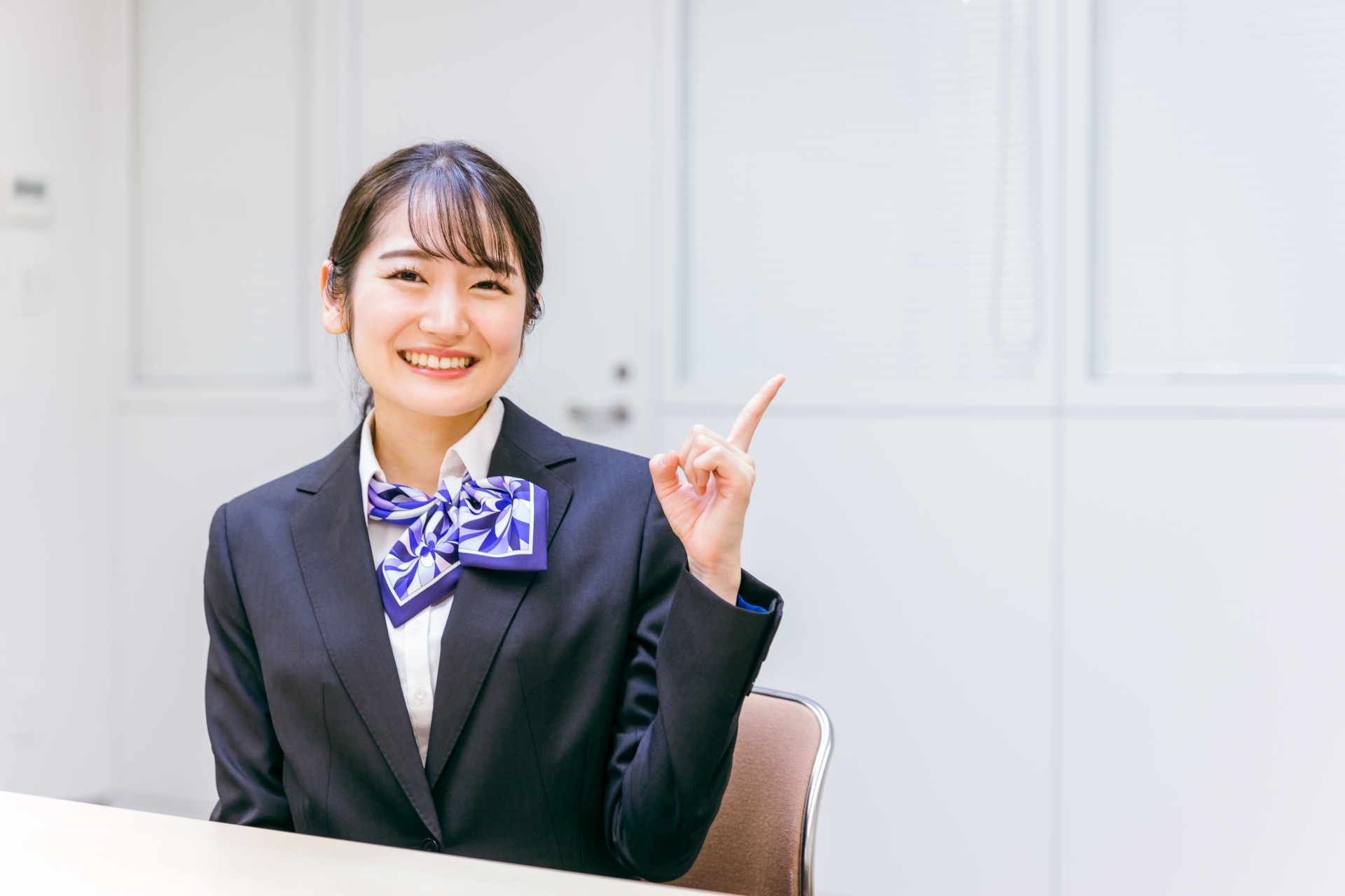 リボンスカーフをつけたビジネスウーマン