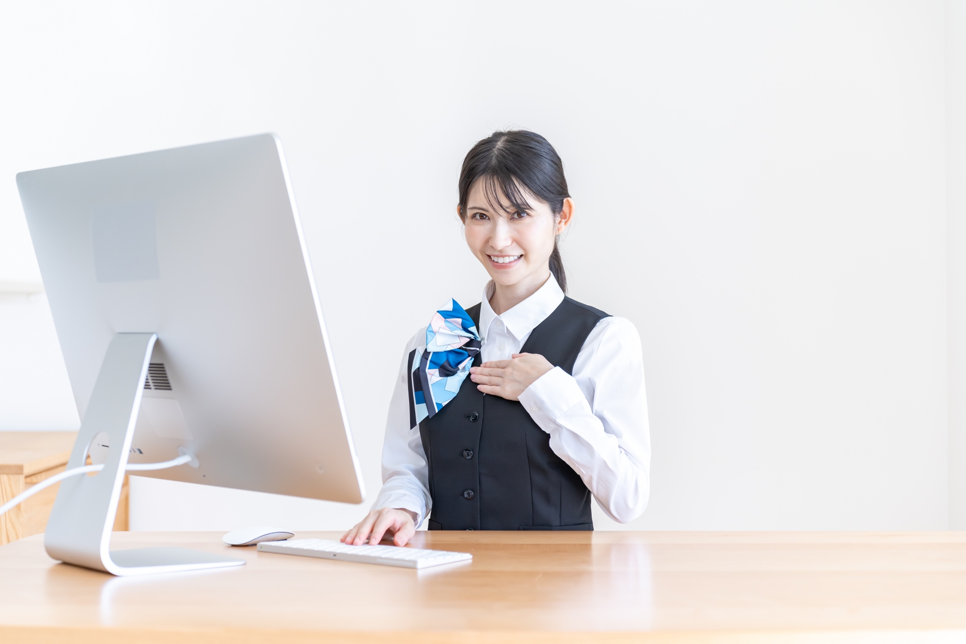 PC作業をするリボンをつけた女性