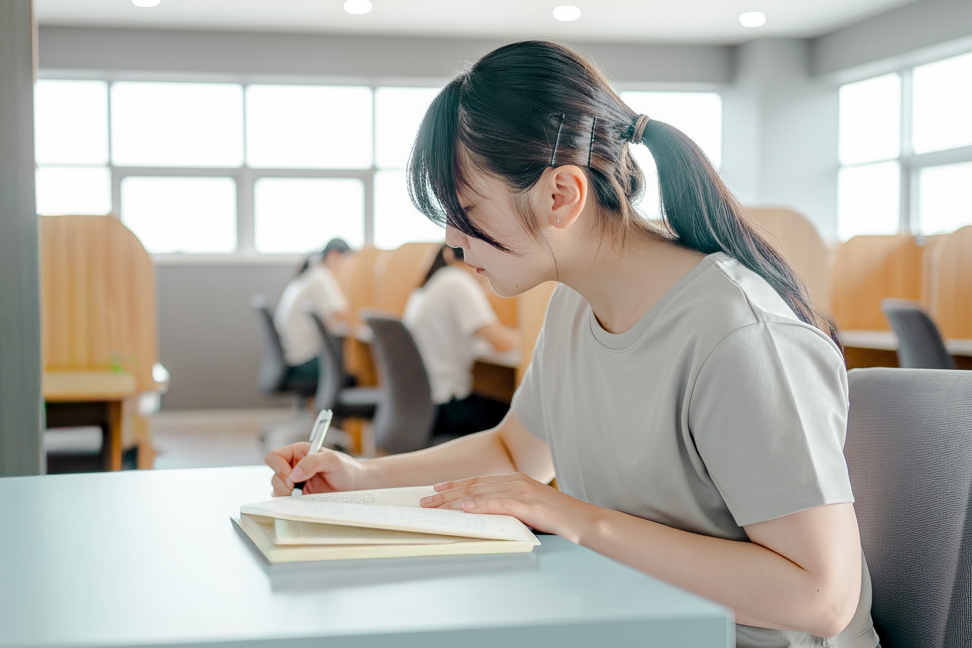 勉強する女性