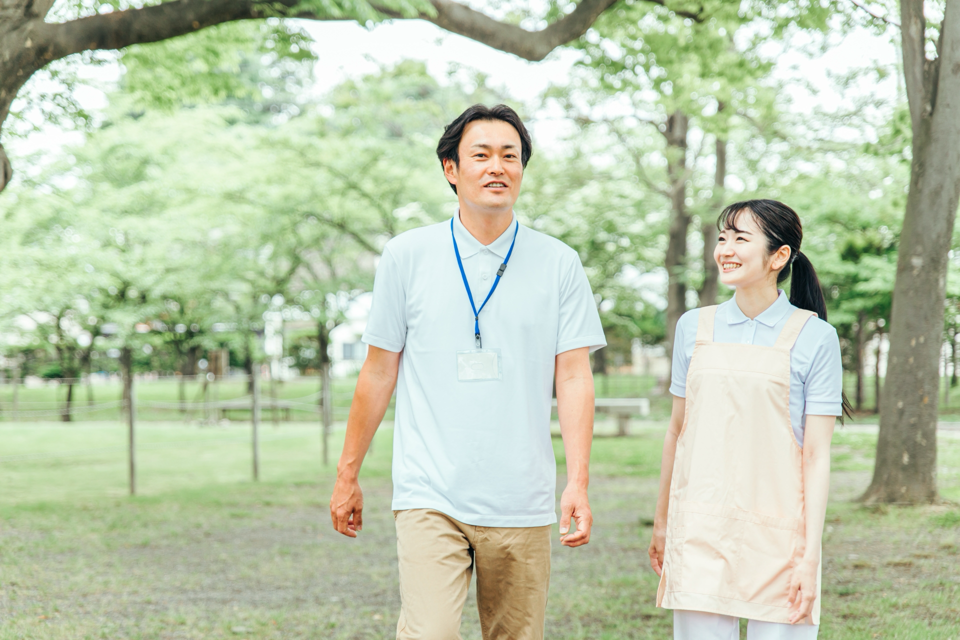 医療・介護・福祉系の男女スタッフ(歩く)