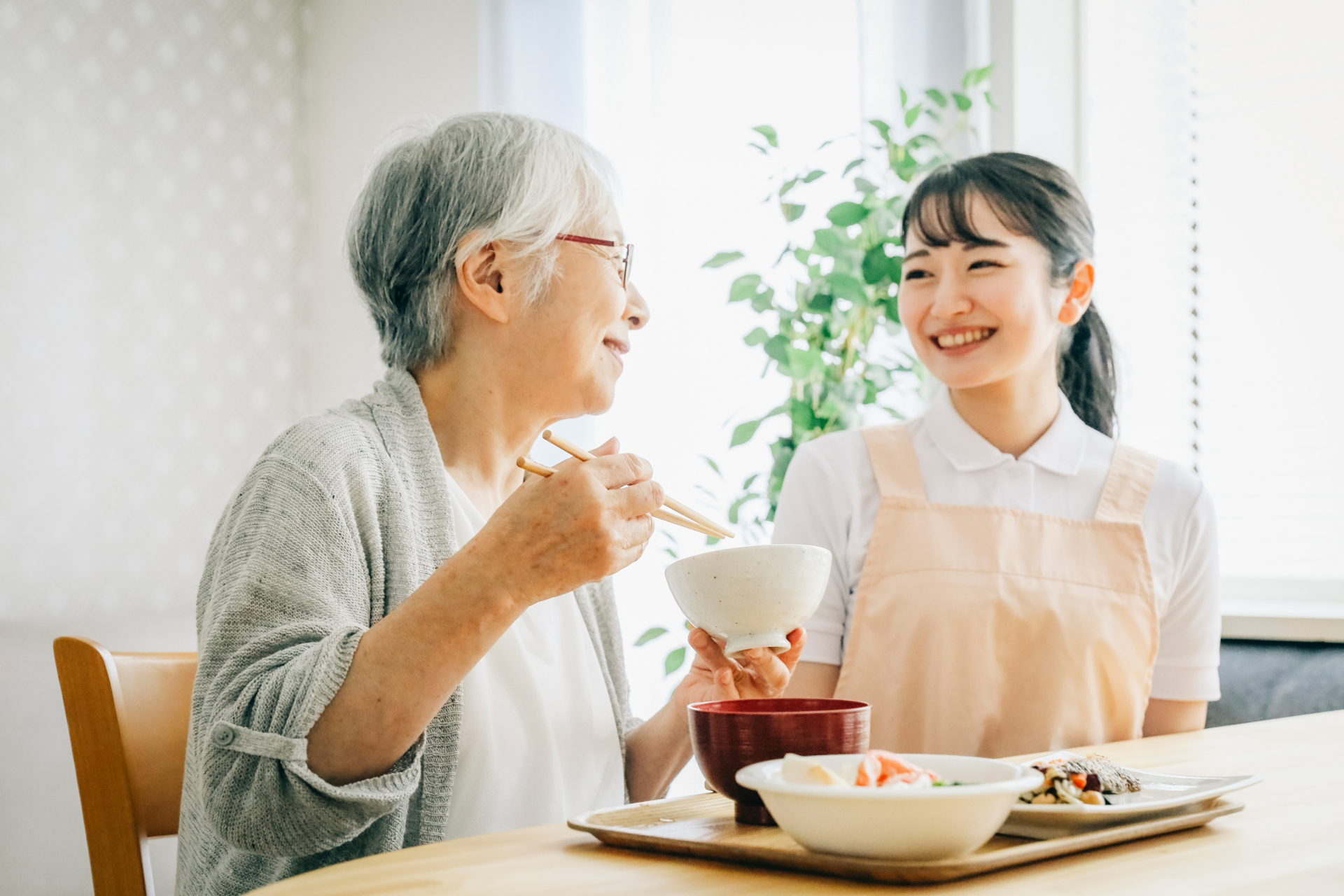 食事介助する女性スタッフ