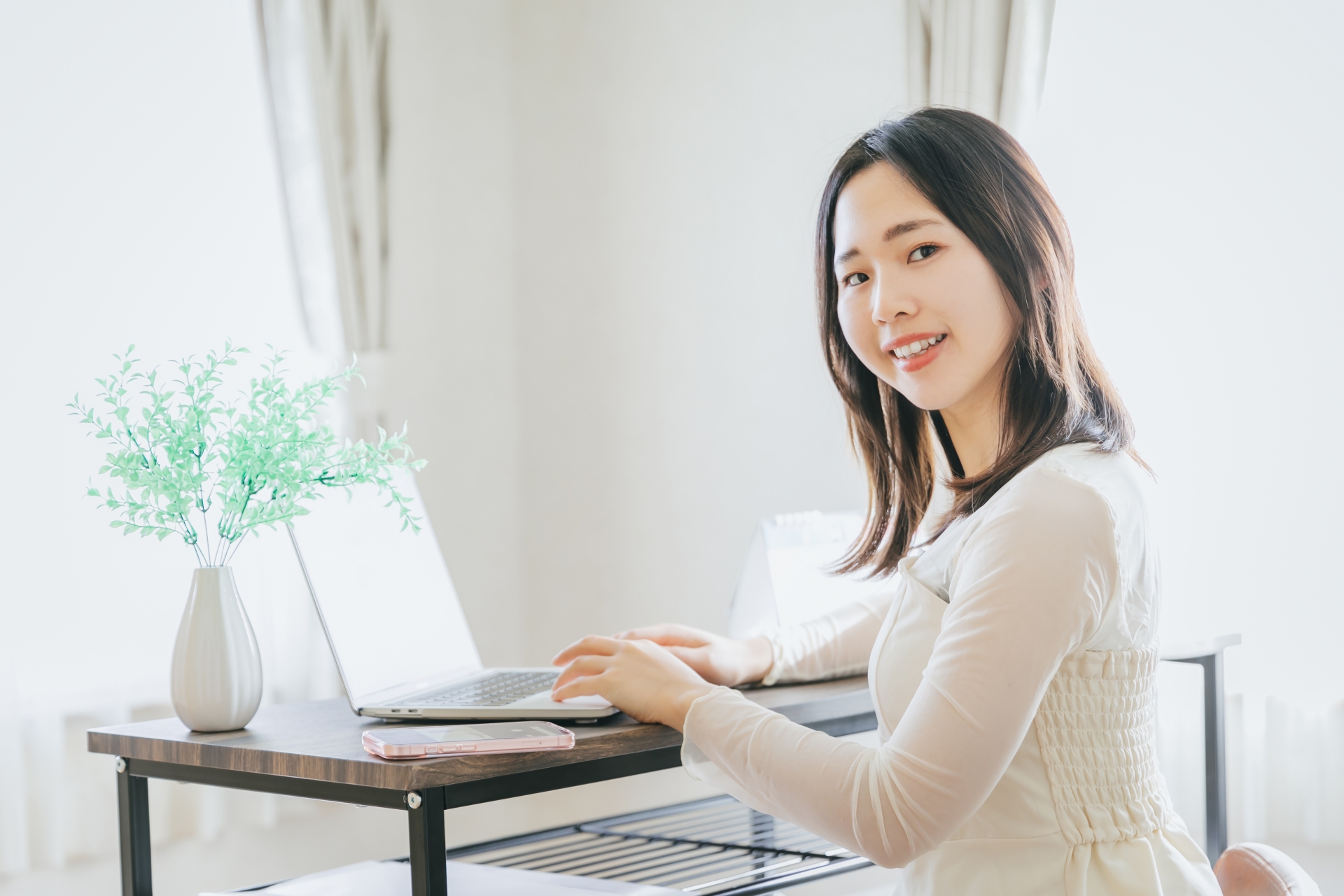 自宅でパソコン作業する女性　リモート