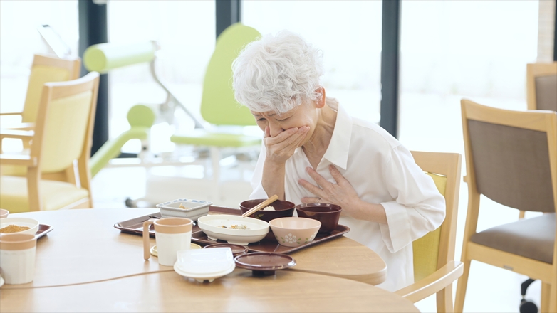 喉に食事を詰まらせる高齢者