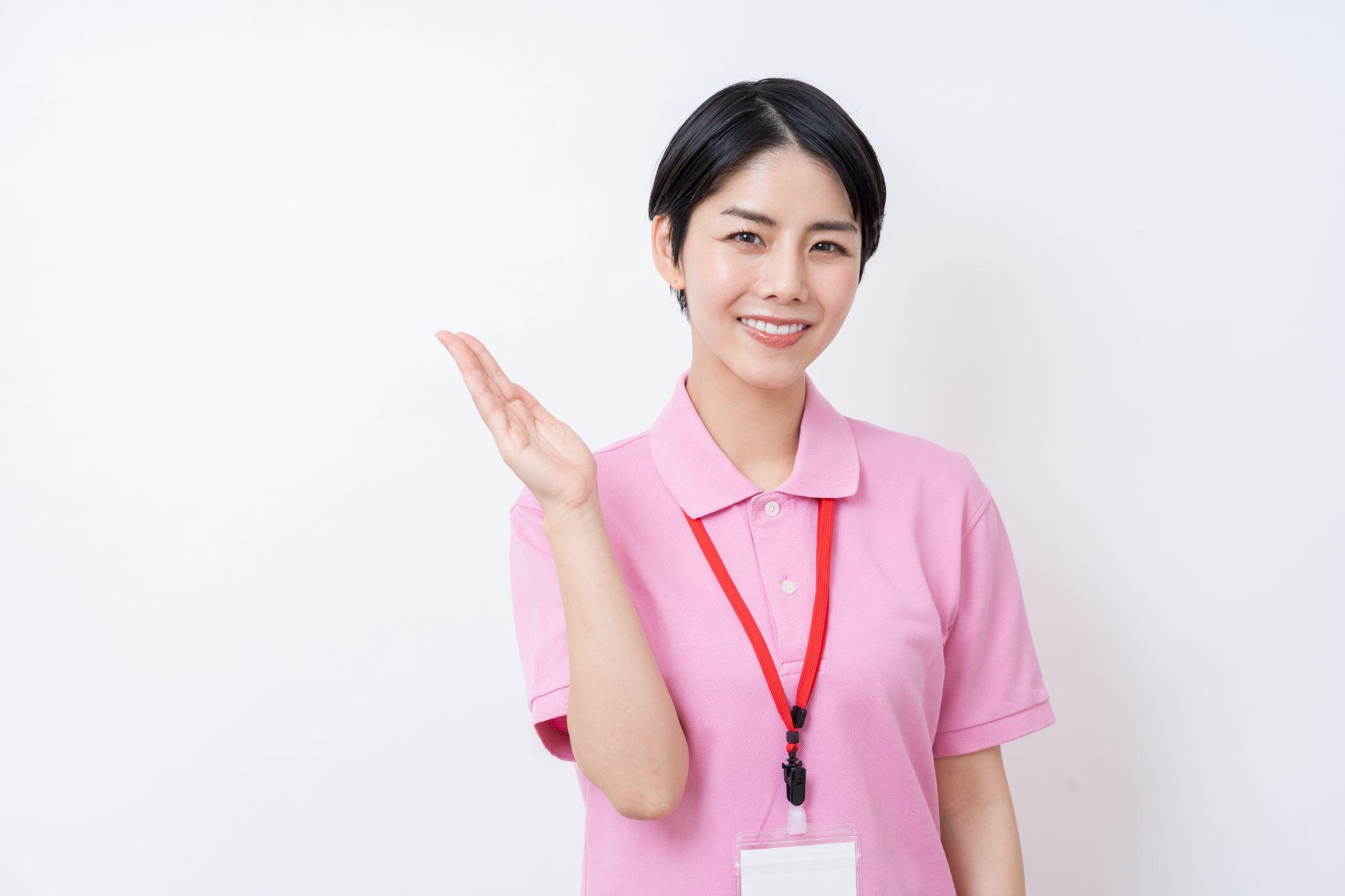 提案する介護士の女性